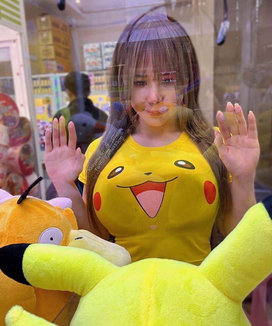 のインスタグラム：「夾不到的皮卡丘  可以不微笑就走(❍ᴥ❍ʋ)  Stared at the Pikachu in the Claw Machine…   -  0 nIyFÅns : janielin (for English fans) F Åns0ne : janie.lin (for 中文用戶) C heck LlNK in BlO🫶 傳送門在首頁！」