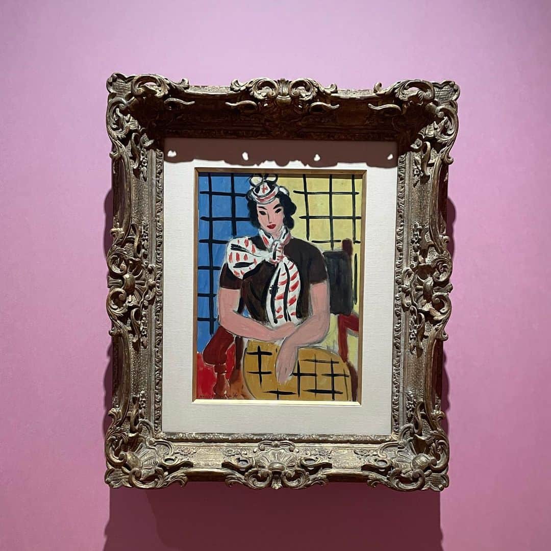 𝑚𝑜𝑚𝑜のインスタグラム：「. ■POLA 美術館記録③  ▫️ アンリ・マティス(1869-1954) 1905年のサロン・ドートンヌに大胆な色使いと 筆致による作品を展示して「フォーヴ」(野獣) と称された。 1921年以降、明るい日差しに惹かれ 南仏ニースを拠点として活動。 ときに窓を通して差し込む地中海の光を取り入れつつ、 壁掛けや調度、モデルの衣装にまでこだわった室内空間を描く。  ▫️ 草間彌生 《ベッド、 水玉強迫》 (no.30) には、  草間彌生の芸術を解き明かすための いくつかの特徴が集約されている。 水玉模様の反復は、今日において彼女の代名詞と言えるもので、モティーフを集積させるという行為はそもそも、 幼少期における幻覚や 幻聴の経験にゆらいするオブセッション (強迫)に基づく。  人間が誕生して初めて世界を眺める場所、 あるいは衰弱して最後にその瞳を閉じる場所であるベッドとは、 それゆえに生と死に深く関連している。 安息を得るための眠りの時間は、 夢という無意識と遭遇する機会でもあり、意識の下層に圧縮された記憶に触れるためのベッドという空間のいたるところで、彼女ならではのオブセッションが 堰を切ったように展開されている。」