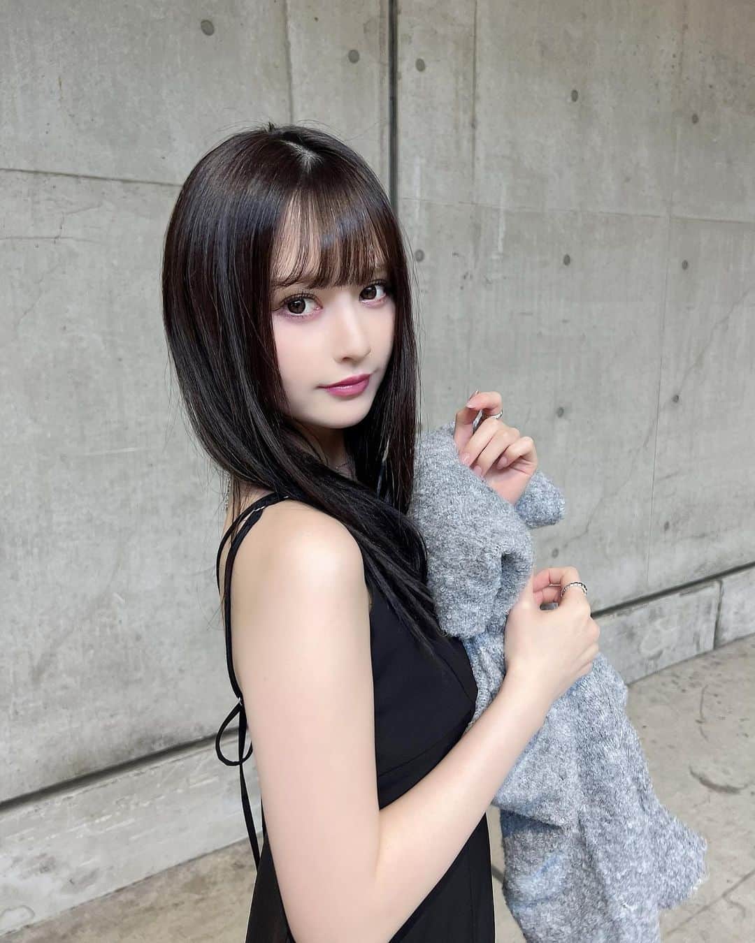 山本望叶のインスタグラム：「このワンピース かわいいっ ♡  #ootd #code #コーデ #春服コーデ #モノトーンコーデ #ロングワンピース #カーディガンコーデ #olivedesolive #mercuryduo #meltthelady」
