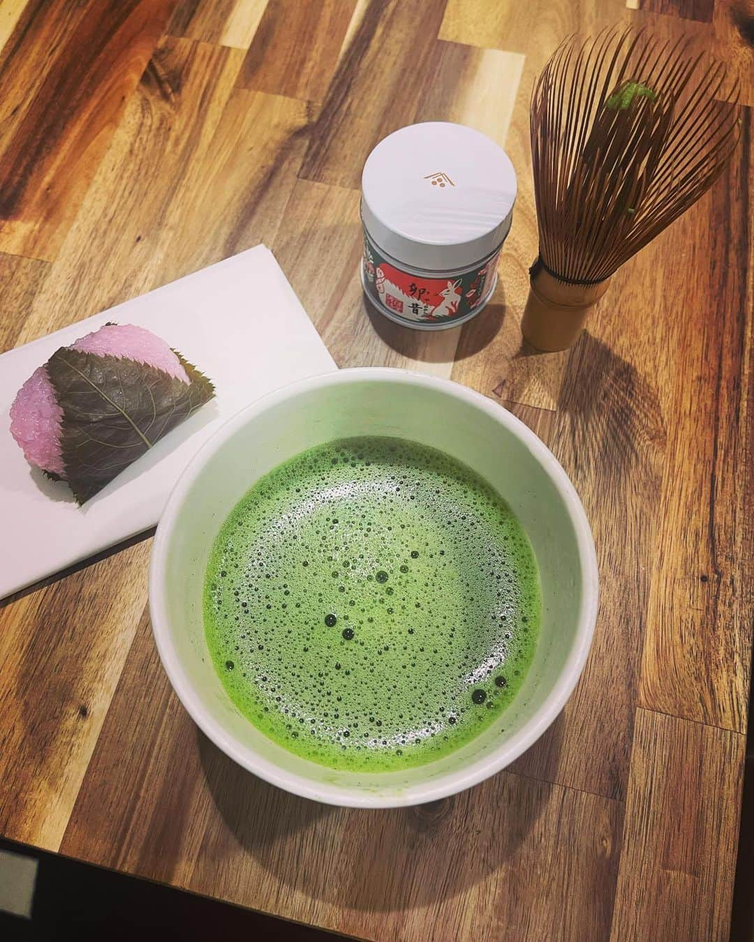 井上侑さんのインスタグラム写真 - (井上侑Instagram)「先日、姉の家で久しぶりに飲んだお抹茶  和菓子の中で一番好きかもしれない道明寺と…🌸  今日も一日おつかれさまでした🍵  #お点前　#茶道　#和菓子　#道明寺　#桜の葉の塩漬け　#お抹茶　#一保堂   祖母は裏千家のお茶の先生をしていました。 姉は昔からお茶を点てるのが上手で、私は手首に力が入ってきめの細かい泡を立てることができず…😂」3月19日 22時11分 - yuinouehappy