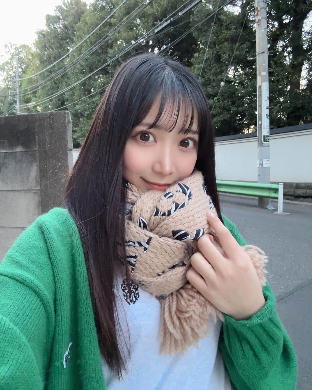 のインスタグラム：「日曜日の楽しみだった、ブラッシュアップライフ終わっちゃったからな〜寂しいな〜😢 ° #緑コーデ #春コーデ #カーディガンコーデ #カーディガン #クロムハーツ #tシャツ #白t #tシャツコーデ」