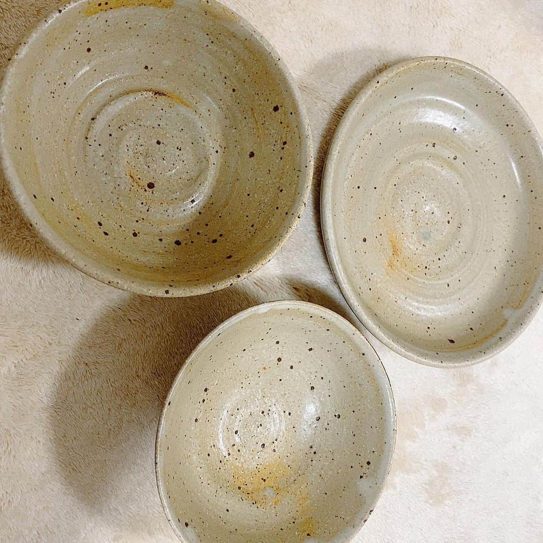 夢月せらさんのインスタグラム写真 - (夢月せらInstagram)「年明けに、初めて陶芸体験してきました✨  轆轤って奥が深い… めちゃくちゃ集中してたくさんお皿作って聞き入ったやつを選んで焼いてもらい、、  出来上がったものがつい先日送られてきましたー😆😆😆👏  1から形作ったお皿は愛着湧きまくりです︎💕︎ 他にも色んな形が作れたらいいなー🥰   @takaraclaystudio さんありがとうございました☺🙏✨   #陶芸  #陶芸教室  #たからの窯  #鎌倉」3月19日 22時15分 - seramutsuki