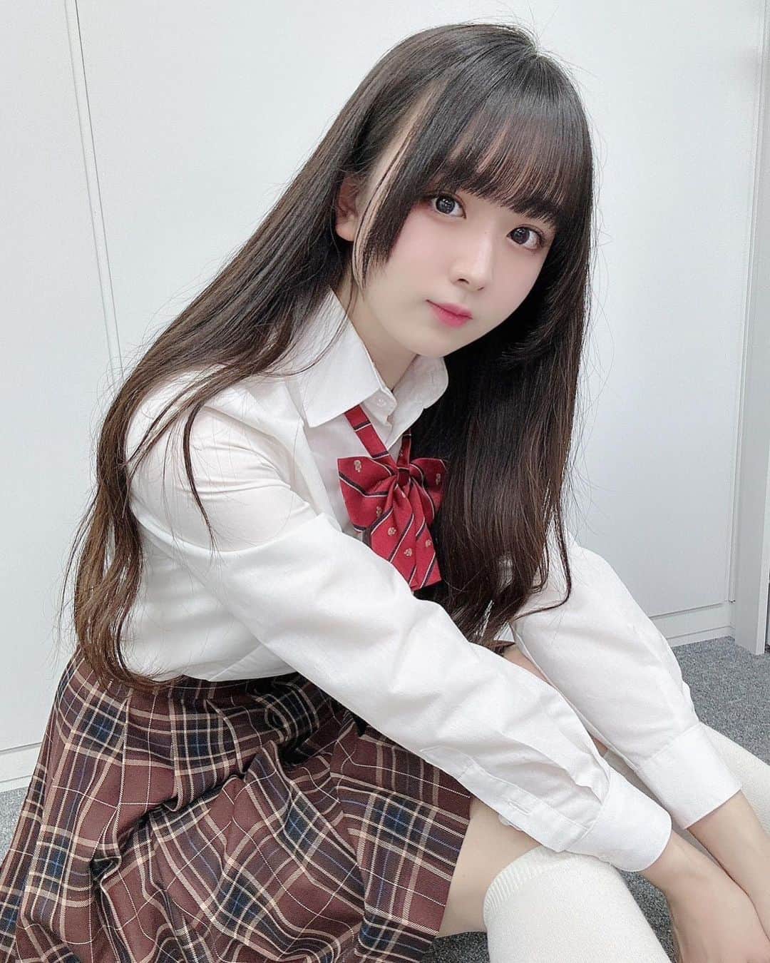 高田もものインスタグラム：「. 学校終わったら寄り道せずにすぐに帰る子でした . かしこ . #高田もも #かしこってなに #かしこ #制服 #制服コーデ #制服コスプレ #ロングヘア #黒髪ロング #あいどる #アイドル #japaneseidol #Photo #メイク #前髪カット #顔周りカット」
