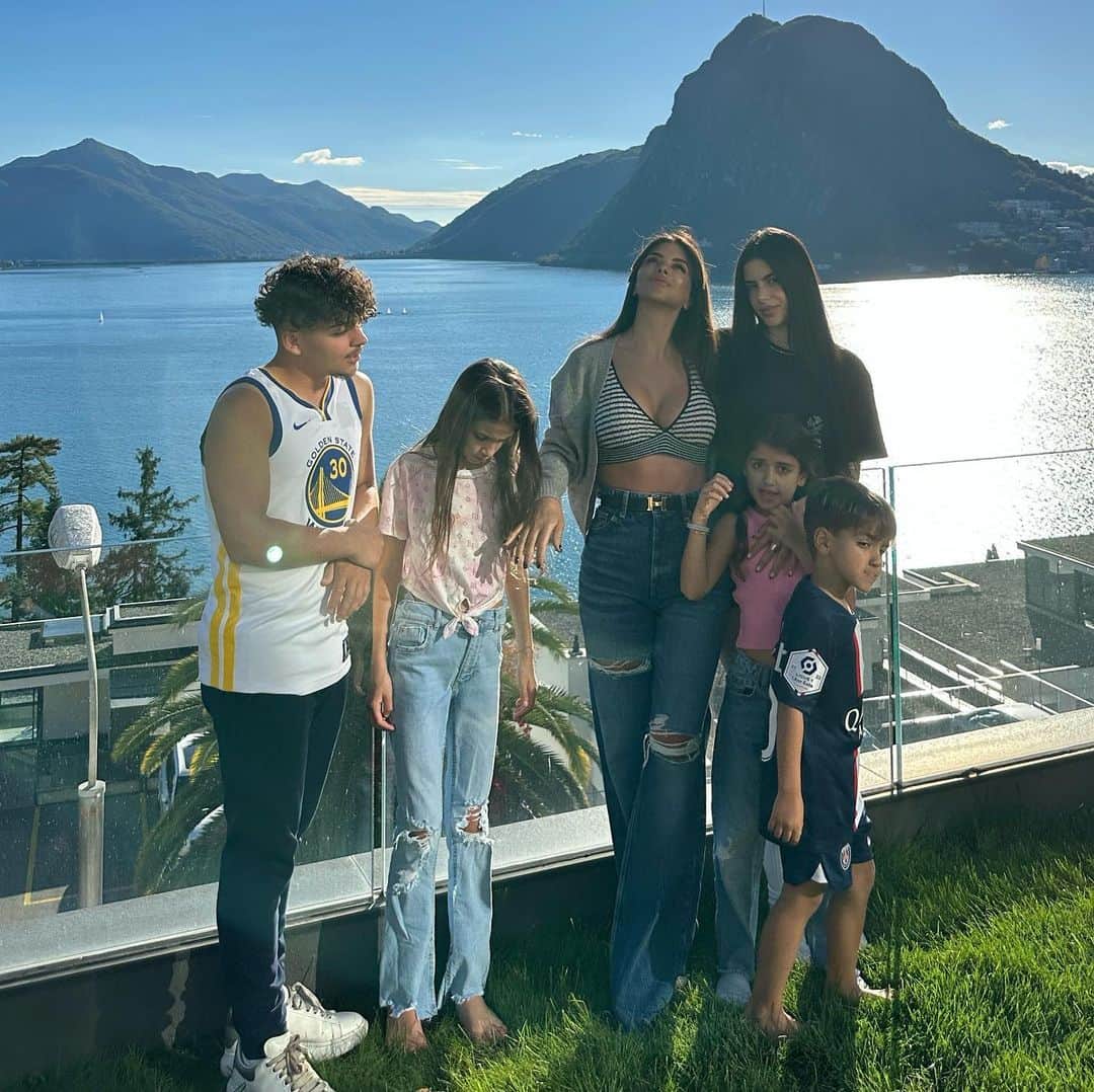 セスク・ファブレガスのインスタグラム：「Happy Mother’s Day my baby How lucky I am to have chosen you to be the mother of my children. You are truly the centre of our world ❤️」