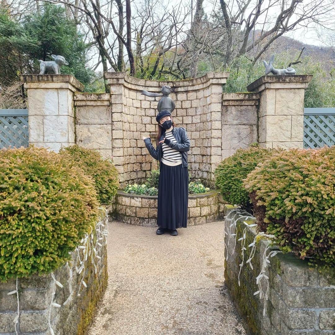彩乃かなみさんのインスタグラム写真 - (彩乃かなみInstagram)「⁡ ⁡ ⁡ 先日⁡ 麻子さんのご家族と一緒に⁡ 「星の王子さまミュージアム」に行ってきました！⁡ ⁡ ⁡ ⁡ 今年の1月⁡ 音楽朗読劇「星の王子さま」に⁡ 関わらせて頂いた事と⁡ ⁡ こちらのミュージアムが残念なことに⁡ 今月末で閉園…、、とのことで⁡ ⁡ 完全⁡ 彩乃言い出しっぺにて⁡ 千田ご家族を巻き込んだカタチ…です💦⁡ ⁡ ⁡ ⁡ 結果…⁡ 高速道路、大渋滞の中⁡ 箱根へ連れていって頂くことに…⁡ 🚙🚙🚙🚙🚙💦⁡ (しんちゃん運転…)⁡ ⁡ いつもいつも感謝でございます⁡ 本当に…。。。⁡ ⁡ ⁡ ⁡ こういう⁡ (私が作品とのご縁が深い場所に行った)時⁡などは 特に⁡ ⁡ 麻子さんは⁡ ⁡ 「ほら、美帆子、そこで撮ってあげよっか？！」⁡ 「ここで撮る？」⁡ ⁡ とご自身の楽しみは後回しで⁡ 全力で面倒をみてくれます…⁡ ⁡ はい…、またまた感謝…。。。(泣)⁡ ⁡ ⁡ ⁡ そんな訳で兎にも角にも⁡ 広い広いお心お持ちの優しいご家族のもと⁡ 楽しい箱根小旅行の思い出ができました！⁡ ⁡ ⁡ 本当に⁡ 感謝でございます…⁡ うう⁡ 皆と一緒に⁡ 行けて良かった…⁡ ありがたし⁡ ⁡ ⁡ ⁡ ⁡ #星の王子さまミュージアム⁡ #箱根小旅行⁡ #全力疾走の子が⁡ #どこかにいる⁡ #感謝⁡」3月19日 22時25分 - kanamiayano.official