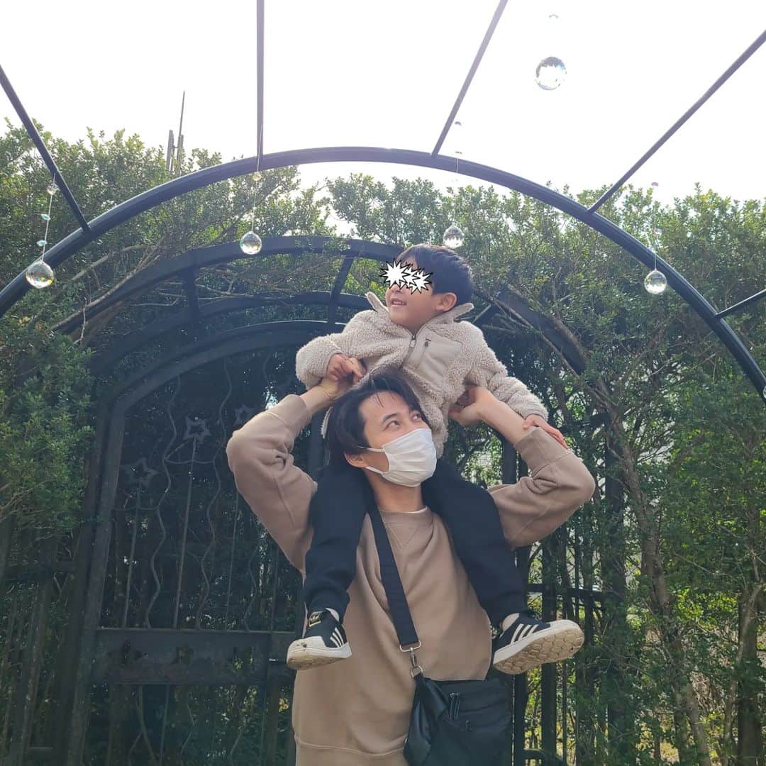 彩乃かなみさんのインスタグラム写真 - (彩乃かなみInstagram)「⁡ ⁡ ⁡ 先日⁡ 麻子さんのご家族と一緒に⁡ 「星の王子さまミュージアム」に行ってきました！⁡ ⁡ ⁡ ⁡ 今年の1月⁡ 音楽朗読劇「星の王子さま」に⁡ 関わらせて頂いた事と⁡ ⁡ こちらのミュージアムが残念なことに⁡ 今月末で閉園…、、とのことで⁡ ⁡ 完全⁡ 彩乃言い出しっぺにて⁡ 千田ご家族を巻き込んだカタチ…です💦⁡ ⁡ ⁡ ⁡ 結果…⁡ 高速道路、大渋滞の中⁡ 箱根へ連れていって頂くことに…⁡ 🚙🚙🚙🚙🚙💦⁡ (しんちゃん運転…)⁡ ⁡ いつもいつも感謝でございます⁡ 本当に…。。。⁡ ⁡ ⁡ ⁡ こういう⁡ (私が作品とのご縁が深い場所に行った)時⁡などは 特に⁡ ⁡ 麻子さんは⁡ ⁡ 「ほら、美帆子、そこで撮ってあげよっか？！」⁡ 「ここで撮る？」⁡ ⁡ とご自身の楽しみは後回しで⁡ 全力で面倒をみてくれます…⁡ ⁡ はい…、またまた感謝…。。。(泣)⁡ ⁡ ⁡ ⁡ そんな訳で兎にも角にも⁡ 広い広いお心お持ちの優しいご家族のもと⁡ 楽しい箱根小旅行の思い出ができました！⁡ ⁡ ⁡ 本当に⁡ 感謝でございます…⁡ うう⁡ 皆と一緒に⁡ 行けて良かった…⁡ ありがたし⁡ ⁡ ⁡ ⁡ ⁡ #星の王子さまミュージアム⁡ #箱根小旅行⁡ #全力疾走の子が⁡ #どこかにいる⁡ #感謝⁡」3月19日 22時25分 - kanamiayano.official
