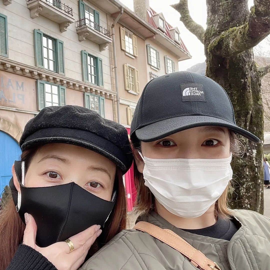 彩乃かなみさんのインスタグラム写真 - (彩乃かなみInstagram)「⁡ ⁡ ⁡ 先日⁡ 麻子さんのご家族と一緒に⁡ 「星の王子さまミュージアム」に行ってきました！⁡ ⁡ ⁡ ⁡ 今年の1月⁡ 音楽朗読劇「星の王子さま」に⁡ 関わらせて頂いた事と⁡ ⁡ こちらのミュージアムが残念なことに⁡ 今月末で閉園…、、とのことで⁡ ⁡ 完全⁡ 彩乃言い出しっぺにて⁡ 千田ご家族を巻き込んだカタチ…です💦⁡ ⁡ ⁡ ⁡ 結果…⁡ 高速道路、大渋滞の中⁡ 箱根へ連れていって頂くことに…⁡ 🚙🚙🚙🚙🚙💦⁡ (しんちゃん運転…)⁡ ⁡ いつもいつも感謝でございます⁡ 本当に…。。。⁡ ⁡ ⁡ ⁡ こういう⁡ (私が作品とのご縁が深い場所に行った)時⁡などは 特に⁡ ⁡ 麻子さんは⁡ ⁡ 「ほら、美帆子、そこで撮ってあげよっか？！」⁡ 「ここで撮る？」⁡ ⁡ とご自身の楽しみは後回しで⁡ 全力で面倒をみてくれます…⁡ ⁡ はい…、またまた感謝…。。。(泣)⁡ ⁡ ⁡ ⁡ そんな訳で兎にも角にも⁡ 広い広いお心お持ちの優しいご家族のもと⁡ 楽しい箱根小旅行の思い出ができました！⁡ ⁡ ⁡ 本当に⁡ 感謝でございます…⁡ うう⁡ 皆と一緒に⁡ 行けて良かった…⁡ ありがたし⁡ ⁡ ⁡ ⁡ ⁡ #星の王子さまミュージアム⁡ #箱根小旅行⁡ #全力疾走の子が⁡ #どこかにいる⁡ #感謝⁡」3月19日 22時25分 - kanamiayano.official