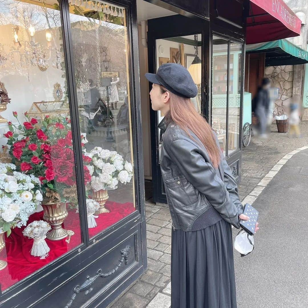 彩乃かなみさんのインスタグラム写真 - (彩乃かなみInstagram)「⁡ ⁡ ⁡ 先日⁡ 麻子さんのご家族と一緒に⁡ 「星の王子さまミュージアム」に行ってきました！⁡ ⁡ ⁡ ⁡ 今年の1月⁡ 音楽朗読劇「星の王子さま」に⁡ 関わらせて頂いた事と⁡ ⁡ こちらのミュージアムが残念なことに⁡ 今月末で閉園…、、とのことで⁡ ⁡ 完全⁡ 彩乃言い出しっぺにて⁡ 千田ご家族を巻き込んだカタチ…です💦⁡ ⁡ ⁡ ⁡ 結果…⁡ 高速道路、大渋滞の中⁡ 箱根へ連れていって頂くことに…⁡ 🚙🚙🚙🚙🚙💦⁡ (しんちゃん運転…)⁡ ⁡ いつもいつも感謝でございます⁡ 本当に…。。。⁡ ⁡ ⁡ ⁡ こういう⁡ (私が作品とのご縁が深い場所に行った)時⁡などは 特に⁡ ⁡ 麻子さんは⁡ ⁡ 「ほら、美帆子、そこで撮ってあげよっか？！」⁡ 「ここで撮る？」⁡ ⁡ とご自身の楽しみは後回しで⁡ 全力で面倒をみてくれます…⁡ ⁡ はい…、またまた感謝…。。。(泣)⁡ ⁡ ⁡ ⁡ そんな訳で兎にも角にも⁡ 広い広いお心お持ちの優しいご家族のもと⁡ 楽しい箱根小旅行の思い出ができました！⁡ ⁡ ⁡ 本当に⁡ 感謝でございます…⁡ うう⁡ 皆と一緒に⁡ 行けて良かった…⁡ ありがたし⁡ ⁡ ⁡ ⁡ ⁡ #星の王子さまミュージアム⁡ #箱根小旅行⁡ #全力疾走の子が⁡ #どこかにいる⁡ #感謝⁡」3月19日 22時25分 - kanamiayano.official