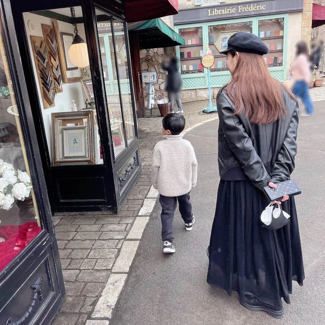 彩乃かなみさんのインスタグラム写真 - (彩乃かなみInstagram)「⁡ ⁡ ⁡ 先日⁡ 麻子さんのご家族と一緒に⁡ 「星の王子さまミュージアム」に行ってきました！⁡ ⁡ ⁡ ⁡ 今年の1月⁡ 音楽朗読劇「星の王子さま」に⁡ 関わらせて頂いた事と⁡ ⁡ こちらのミュージアムが残念なことに⁡ 今月末で閉園…、、とのことで⁡ ⁡ 完全⁡ 彩乃言い出しっぺにて⁡ 千田ご家族を巻き込んだカタチ…です💦⁡ ⁡ ⁡ ⁡ 結果…⁡ 高速道路、大渋滞の中⁡ 箱根へ連れていって頂くことに…⁡ 🚙🚙🚙🚙🚙💦⁡ (しんちゃん運転…)⁡ ⁡ いつもいつも感謝でございます⁡ 本当に…。。。⁡ ⁡ ⁡ ⁡ こういう⁡ (私が作品とのご縁が深い場所に行った)時⁡などは 特に⁡ ⁡ 麻子さんは⁡ ⁡ 「ほら、美帆子、そこで撮ってあげよっか？！」⁡ 「ここで撮る？」⁡ ⁡ とご自身の楽しみは後回しで⁡ 全力で面倒をみてくれます…⁡ ⁡ はい…、またまた感謝…。。。(泣)⁡ ⁡ ⁡ ⁡ そんな訳で兎にも角にも⁡ 広い広いお心お持ちの優しいご家族のもと⁡ 楽しい箱根小旅行の思い出ができました！⁡ ⁡ ⁡ 本当に⁡ 感謝でございます…⁡ うう⁡ 皆と一緒に⁡ 行けて良かった…⁡ ありがたし⁡ ⁡ ⁡ ⁡ ⁡ #星の王子さまミュージアム⁡ #箱根小旅行⁡ #全力疾走の子が⁡ #どこかにいる⁡ #感謝⁡」3月19日 22時25分 - kanamiayano.official
