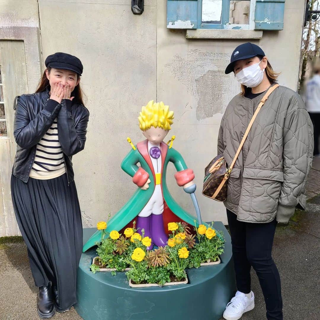 彩乃かなみさんのインスタグラム写真 - (彩乃かなみInstagram)「⁡ ⁡ ⁡ 先日⁡ 麻子さんのご家族と一緒に⁡ 「星の王子さまミュージアム」に行ってきました！⁡ ⁡ ⁡ ⁡ 今年の1月⁡ 音楽朗読劇「星の王子さま」に⁡ 関わらせて頂いた事と⁡ ⁡ こちらのミュージアムが残念なことに⁡ 今月末で閉園…、、とのことで⁡ ⁡ 完全⁡ 彩乃言い出しっぺにて⁡ 千田ご家族を巻き込んだカタチ…です💦⁡ ⁡ ⁡ ⁡ 結果…⁡ 高速道路、大渋滞の中⁡ 箱根へ連れていって頂くことに…⁡ 🚙🚙🚙🚙🚙💦⁡ (しんちゃん運転…)⁡ ⁡ いつもいつも感謝でございます⁡ 本当に…。。。⁡ ⁡ ⁡ ⁡ こういう⁡ (私が作品とのご縁が深い場所に行った)時⁡などは 特に⁡ ⁡ 麻子さんは⁡ ⁡ 「ほら、美帆子、そこで撮ってあげよっか？！」⁡ 「ここで撮る？」⁡ ⁡ とご自身の楽しみは後回しで⁡ 全力で面倒をみてくれます…⁡ ⁡ はい…、またまた感謝…。。。(泣)⁡ ⁡ ⁡ ⁡ そんな訳で兎にも角にも⁡ 広い広いお心お持ちの優しいご家族のもと⁡ 楽しい箱根小旅行の思い出ができました！⁡ ⁡ ⁡ 本当に⁡ 感謝でございます…⁡ うう⁡ 皆と一緒に⁡ 行けて良かった…⁡ ありがたし⁡ ⁡ ⁡ ⁡ ⁡ #星の王子さまミュージアム⁡ #箱根小旅行⁡ #全力疾走の子が⁡ #どこかにいる⁡ #感謝⁡」3月19日 22時25分 - kanamiayano.official
