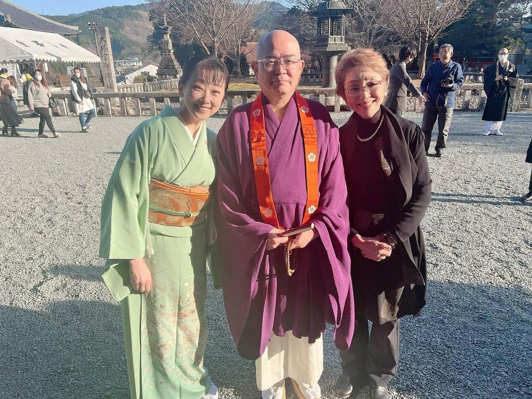 南かおりのインスタグラム：「最高に良いお天気！吉野の空気は今日も優しい⭐️ 金峯山寺　蔵王権現さまへの　音楽の森による奉納コンサート  司会と朗読をさせていただきました。 ブログ更新したよ 吉野の桜は🌸もう咲いていい？まだ？って聞いてきてるようでした💕」