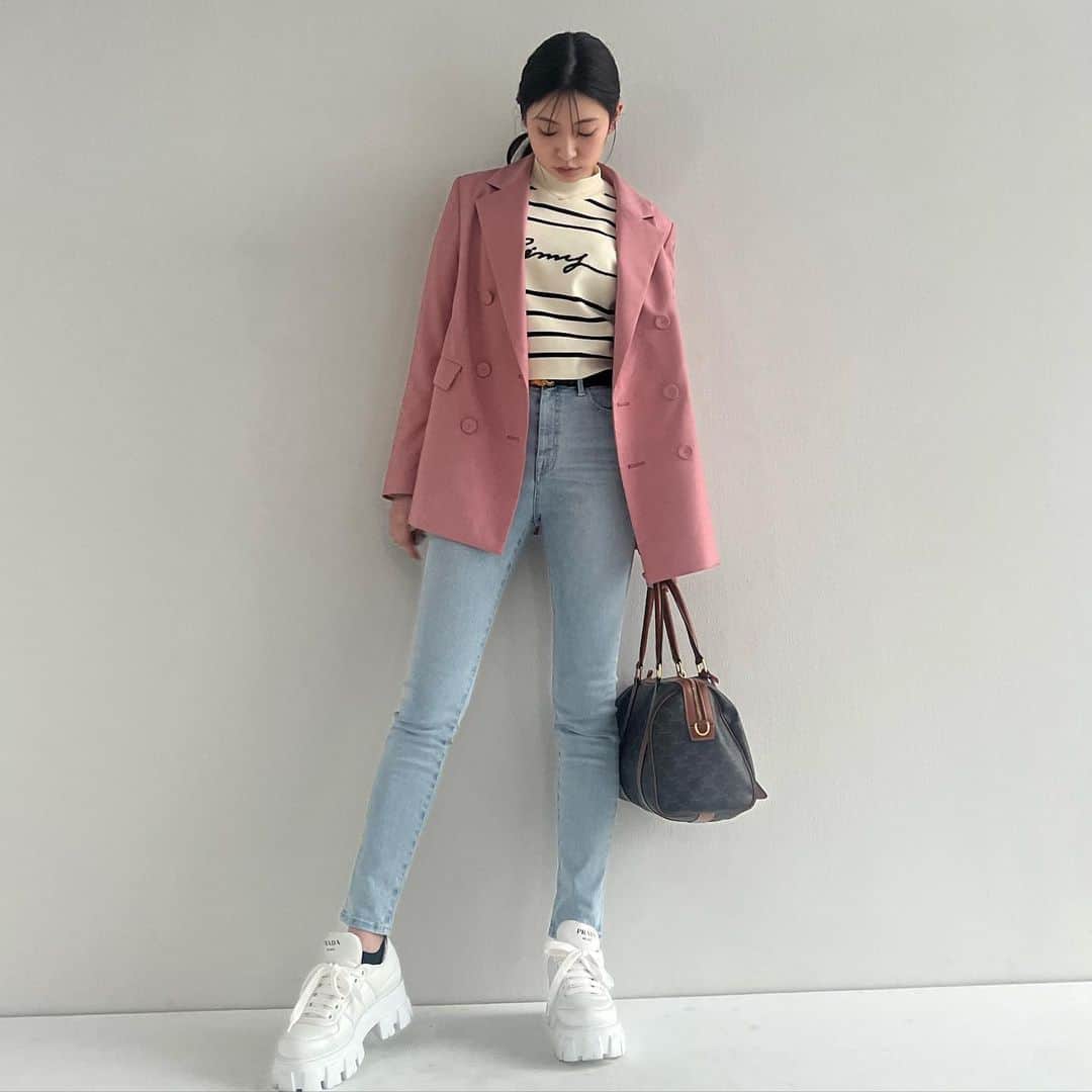 吉田朱里のインスタグラム：「私服👠 無意識に全身 @eimyistoire_official でした🌸 . この日雨でめちゃ寒かったのに 薄着で完全に間違えてました😂 でもお気に入りコーデ♥️ 昔から好きなブランド見つけたら そればっかり買ってしまうんです😗💓 . #eimyistoire のデニム 細見えしていい感じ💓 ダイエット後にぴったりサイズ買ったので、リバウンドしないように頑張ります😂笑 . #春服 #fashion #ootd」
