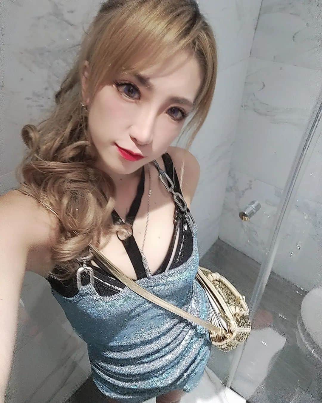 MISAさんのインスタグラム写真 - (MISAInstagram)「めちゃくちゃ嬉しいプレゼント🎁 いただきました 初めてのPRADA　Bag メイクグッズも可愛い （自分で買えないし選べないから、 かなり貴重✨✨）　  キラキラで　大きさも機能性も ちょうど良くて、ファスナーポケットも 肩紐も、ついていて　  どんな色とも相性が良い😍！！💯✨  まだ小さなことしか出来ないけど もっと恩返しできるように頑張ります！  本当に　ありがとう🙏 一生大切にします！！  #plada #プレゼント　#pladabag #gold #shining　#prince」3月19日 22時33分 - m1sa_dancer