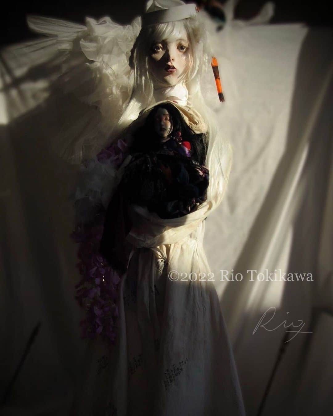のインスタグラム：「"養生姑獲鳥(Holy Seiren)" taken from another angle 📷  At the 6th Yokai Zokei Grand Prize, The "Yojo Ubume(Holy Seiren)" won the Jury's Special Prize！  I would like to thank all the judges, the people of Shodoshima island, and all the people who support us!  The Grand Prize Exhibition will be held in which all the entries will be lined up! Please come and visit👻  Detail of the works:  2022, stoneclay sculpture, life-size (150cm) If you meets her in a dream at night when you have a cold, you'll feel better the next morning. However, the dream is so bad that everyone forgets おそabout her.  †††††††††††  【展示告知】 現在、小豆島妖怪美術館にて 妖怪造形大賞展が開催されています。  このたび賞をいただきました 「養生姑獲鳥」 も展示されているので お時間があればぜひご高覧いただければ幸いです✨  作品概要: 養生姑獲鳥　 2022年　石塑　等身大(約150cm) 「風邪の夜に夢で養生姑獲鳥に逢うと翌朝には具合がよくなっている。しかしあまりにも悪い夢なので皆彼女のことを忘れてしまう。近年は「養生さま」「養生菩薩」とも呼ばれ崇める地域もあるとか。」   #youkai #人形  #妖怪　#yokai #originaldoll 　  #sculpture #sculptureart  #doll 　#fantasyart　#創作人形　#ドール　#妖怪造形大賞」