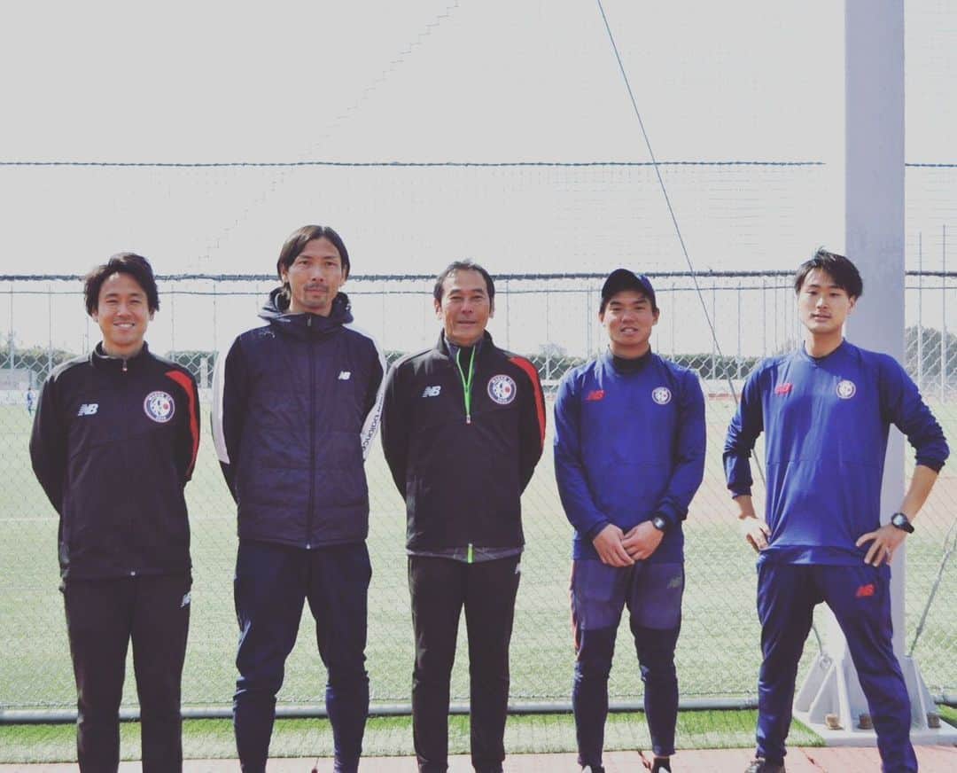 田波涼子さんのインスタグラム写真 - (田波涼子Instagram)「和魂sc @wakonsoccer   お世話になったサッカーチームを卒業😭  間違いなく、このチームでの学びは息子を変えてくれました。  1年間猛烈に練習、公式戦でゴールを決める、スタメンになる、など目標を立てそれに向けて頑張れた事、そして成功体験は今後の強さになるはず。  一緒に戦い、泣いて笑って、信頼し合えていたチームの仲間達。見ていて本当に可愛かったなぁ⭐︎  コーチの皆さんには、初心者の息子（私も）を優しく迎え入れ、愛情深く教えて頂き感謝しかありません。  そしてチームメイト&パパさんママさん達が優しくて面白くて最高でした。また飲み会したい。  長い時間、長い道のりを一緒に過ごせて、こんなにも素晴らしい体験、景色を見せてくれた息子に❤︎ ありがとう❤︎  既に和魂ロス。」3月19日 22時44分 - ryokotanami.idea