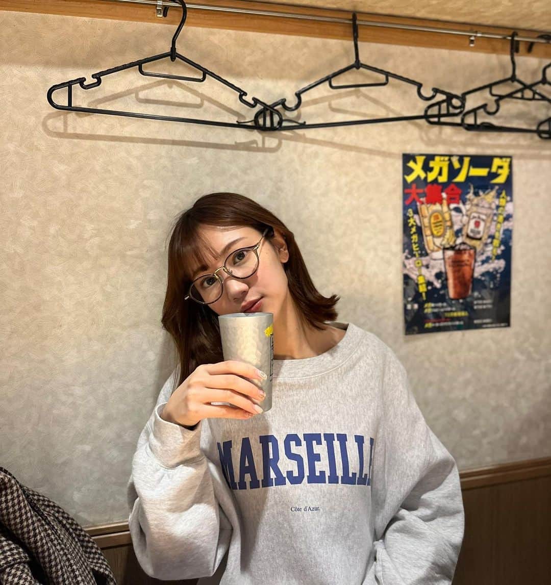 高野祐衣のインスタグラム：「冷え冷えのレモンソーダが 美味しい季節になってきましたね☺︎  そういえば今年から 目にくるタイプの花粉症に なってしまったので 眼鏡が必須になりました🤣  #浅草」