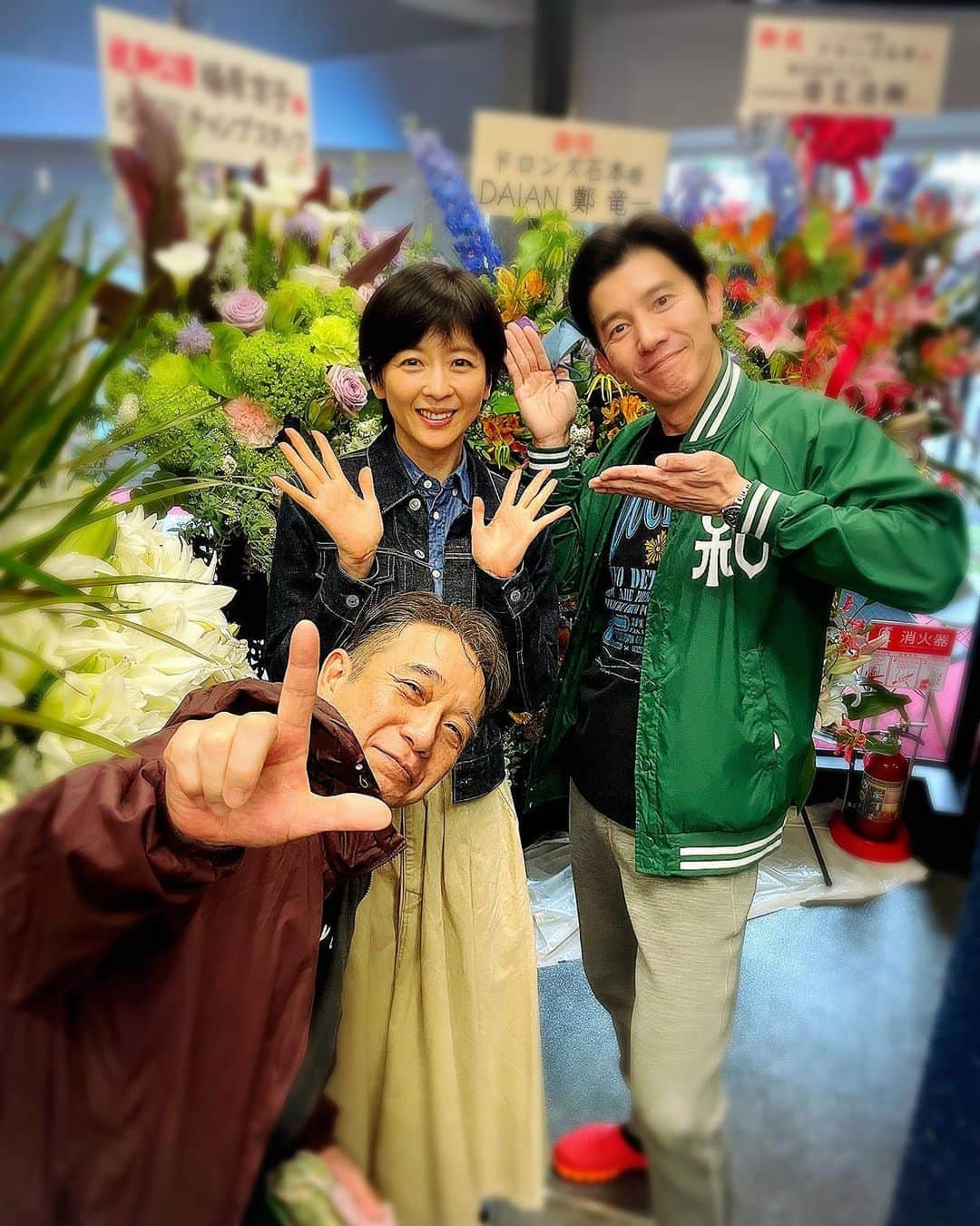 中山忍さんのインスタグラム写真 - (中山忍Instagram)「お久しぶりです✨  舞台「#いじけた神様 」 拝観して参りました！  #森岡豊 さんの 新郎が永遠の愛を 「誓う」覚悟を 握りしめた指先に 感じることができたとき  #ミスターちん さんの 底抜けに明るい総理に 救われたとき  そして 怒涛のラスト 驚きと戸惑い いろいろな形が あるのだなぁ…. と感慨深い ひとときでした  #秋本奈緒美 さんの 美しい立ち姿 凛々しさ 悲しみと葛藤 目には見えないはずの 生々しい傷跡を 奈緒美さん演ずる 聖子さんが 見せてくれました！  千秋楽おめでとうございます✨  #シアターアルファ東京」3月19日 22時37分 - _shinobu_nakayama_