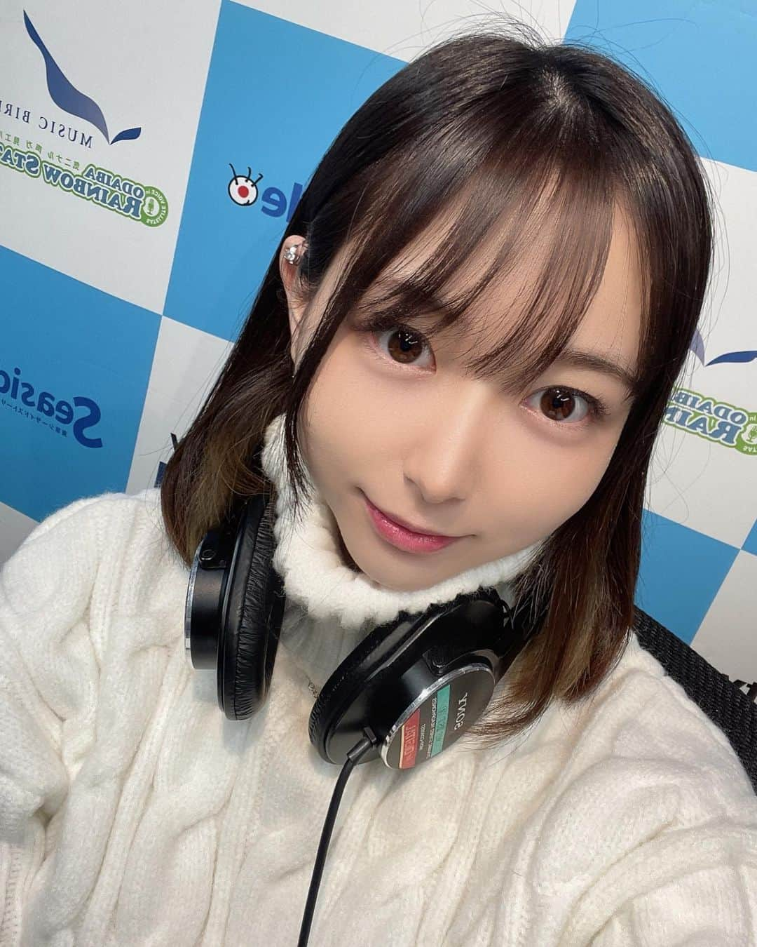 大崎菜々子さんのインスタグラム写真 - (大崎菜々子Instagram)「・ この後、本日3/19(日)23:00~23:55は番組ナビゲーターを務めさせていただいてます「MUSIC HOT FLAVOR」の放送日です！  TOKYO FM系ミュージックバード・全国コミュニティFM113局でオンエアです。  本日のゲストは #シンガーソングライター の児島未散さんです。  3月のコーナー「ナナコとこうきのほっと一息☕️」も担当させていただきます✨  ぜひラジオをお楽しみください！  #radio #musichotflavor #odaibarainbowstation  #musicbird #tokyofm #ラジオ #ラジオパーソナリティー #l4l #fashion #グラドル #cosplayer #音楽  #横浜美少女図鑑  #我的最愛 #gianna  #fashiongram #좋아요 #오오티디  #model #girl  #cute #instagood #アナウンサー #cosplay #音楽好きな人と繋がりたい #声優 #ラジオ」3月19日 22時41分 - nanako_19970411