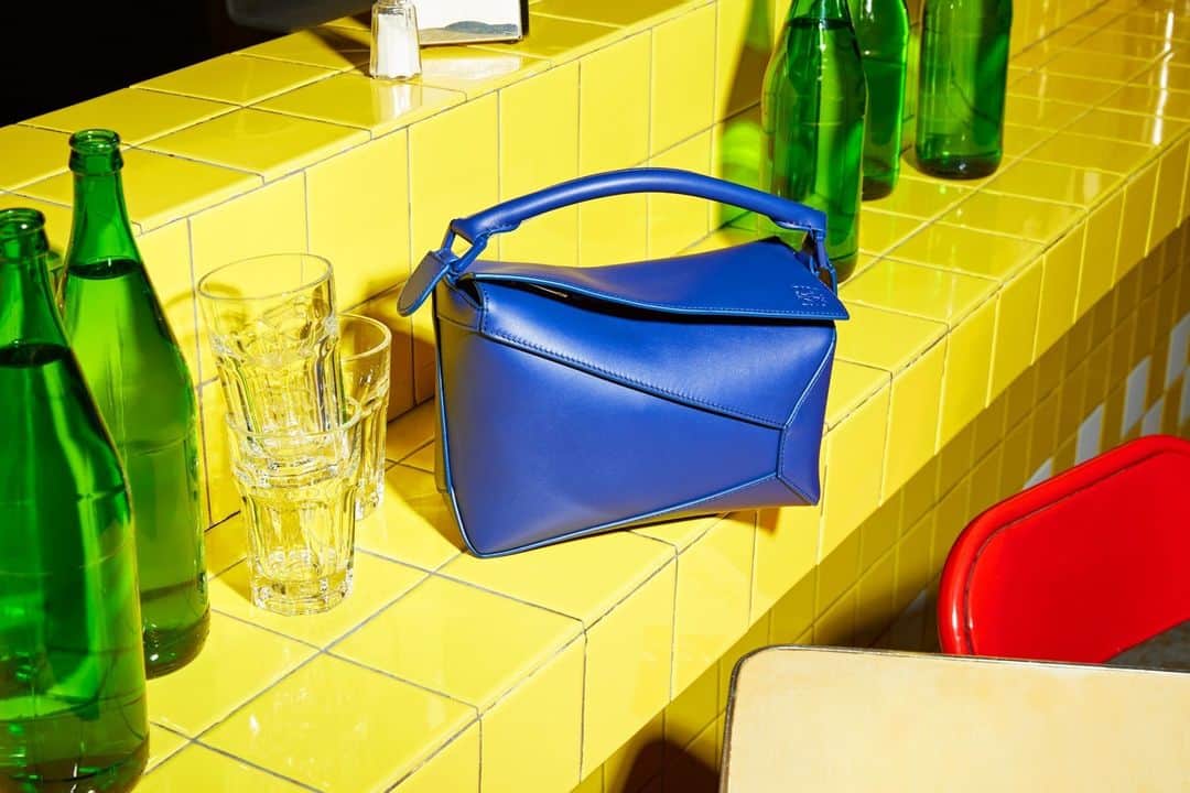 barneysnyofficialのインスタグラム：「A cuboid shape and precise cutting technique create Loewe's coveted Puzzle bag. @loewe #BarneysAtSaks @saks」