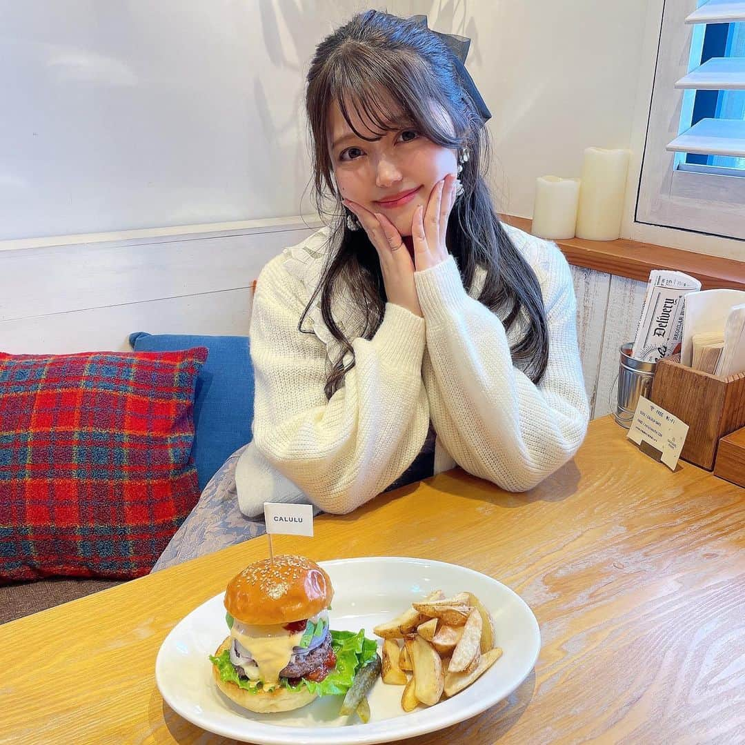 山田あかりさんのインスタグラム写真 - (山田あかりInstagram)「ここのハンバーガーボリューミーで美味しかった🥺❤️ 太めのポテトも美味しい🤤  ヘアアクセ @shein_japan   クーポンコード:JPN94 ※0-5999円で15%オフ, 6000円以上のご購入で20％オフ ※有効期限：3/31  カーディガン @mischmasch_official  襟が可愛い😍💕  #愛媛県グルメ #愛媛県観光　#今治カフェ #今治 #今治グルメ #今治テイクアウト #calulu #カルル　#今治ハンバーガー　#ハンバーガー屋 #愛媛グルメ巡り #愛媛グルメディア #愛媛グルメ情報 #mischmasch #ミッシュマッシュ #shein #sheinコーデ #sheinクーポン　#ハーフアップアレンジ #ハーフアップ #ハーフアップスタイル」3月19日 22時45分 - akari030201