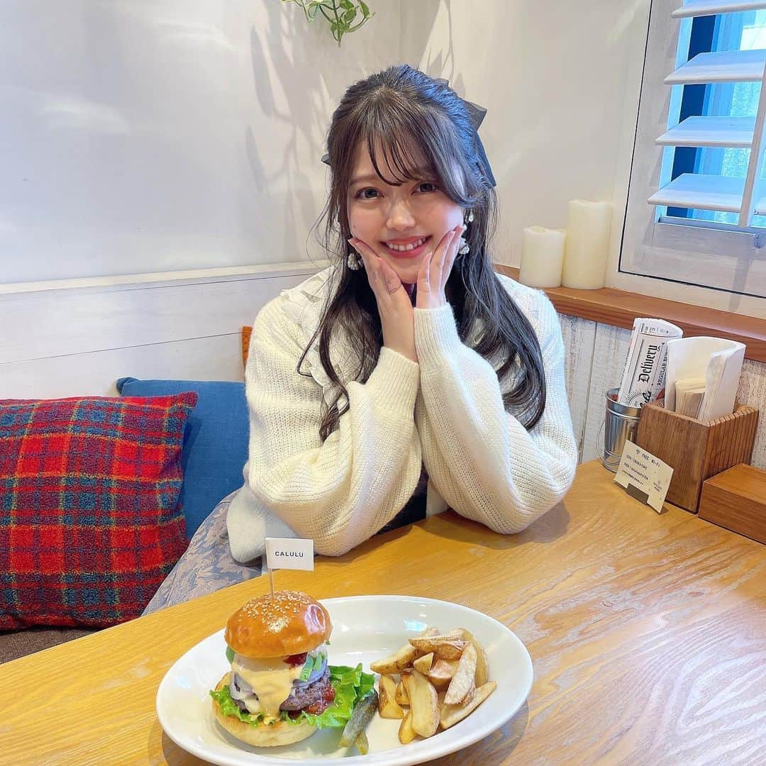 山田あかりさんのインスタグラム写真 - (山田あかりInstagram)「ここのハンバーガーボリューミーで美味しかった🥺❤️ 太めのポテトも美味しい🤤  ヘアアクセ @shein_japan   クーポンコード:JPN94 ※0-5999円で15%オフ, 6000円以上のご購入で20％オフ ※有効期限：3/31  カーディガン @mischmasch_official  襟が可愛い😍💕  #愛媛県グルメ #愛媛県観光　#今治カフェ #今治 #今治グルメ #今治テイクアウト #calulu #カルル　#今治ハンバーガー　#ハンバーガー屋 #愛媛グルメ巡り #愛媛グルメディア #愛媛グルメ情報 #mischmasch #ミッシュマッシュ #shein #sheinコーデ #sheinクーポン　#ハーフアップアレンジ #ハーフアップ #ハーフアップスタイル」3月19日 22時45分 - akari030201