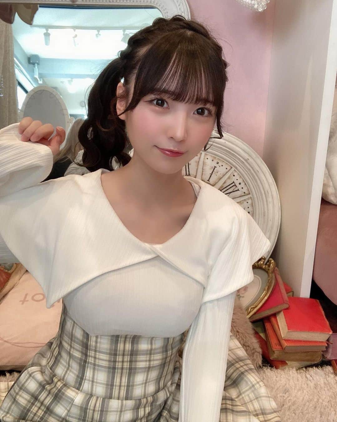 白石夢来のインスタグラム：「みてみて〜♡  最強ゆらポ🎀がもっと最強に❕ まなさんにふあふあかわいくサイドポニーテールしてもらいました🍒  ライブでふあふあゆらゆらなびかせたんだけどゆらゆら〜した？💓  . . .   #ゆらゆら#アイドル#idol#ヘアアレンジ#ポニーテール」