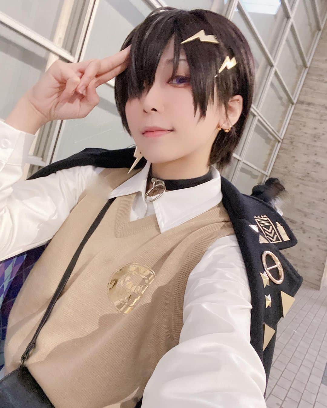 小桃のインスタグラム：「兩天的Hololive SUPER EXPO 2023結束了！✨ 超開心的！😭💥❤️不知這裡有沒有人都一起到現地了呢？！  雖然要拿整理卷的都看不到玩不到🥲(早到也排不了ww 但場內的booth都超多內容看的！🥹🫶🏻✨ 箱推的我看得很快樂！！！💕 昨天DAY 1跟星民朋友一起出了スターズ🥹💥 這次是イヅル！😳謝謝我們的Miyabi-桃子的邀請！開心！ 也認識了一直有留意的台灣星民！🥰 星民們都好nice喔嘻嘻嘻🥰🥰🥰🥹LOVE！ 然後...有看官方直播節目好像也會看到我的樣子..？艸）救命我超好笑的，不敢看回自己。明明真的想要英文回答(覺得英語比日語好但也沒很好🥲（ 但那個問題實在一時不知道怎麼用英文回答就.....🤦🏻‍♀️ww  （P.S. 我的推し是アステル但真的也很喜歡イヅル啦！！XDD 9人裡副推就是他！！！  近年真的很少cos男角(本來也減少cos到像退了圈一樣orz) ，真的不安到一個點！！！😫💦 謝謝喜歡的大家！！！😫💦 但希望之後也能做更多スターズ的cos‼️😫🤜🏻💥 (已經被拉去開坑ww 希望不會嫌棄我之後會多了男生cos🥹（太喜歡holostars了呀🥹  是說之前的アステル沒貼過在FB page wwww 有機會再來貼www（上次的妝...我想洗黑喔嗚嗚嗚🤦🏻‍♀️  -----------------------  昨日》  EXPO d1楽しかった！❤️ ももたんちゃんに一緒にスターズをコスプレすると誘ってくれてありがとう！🥹💕すごく楽しかったです！  私は男の子のコスプレが少ないので、ほとんど自信がない... でも、スターズのコスプレをもっとやりたい！😖  #ひろがるホロライブ #ホロスターズ #ホロライブEXPO #hololivesuperexpo2023 #holostars #奏手イヅル #イヅル #kanadeizuru #izuru」