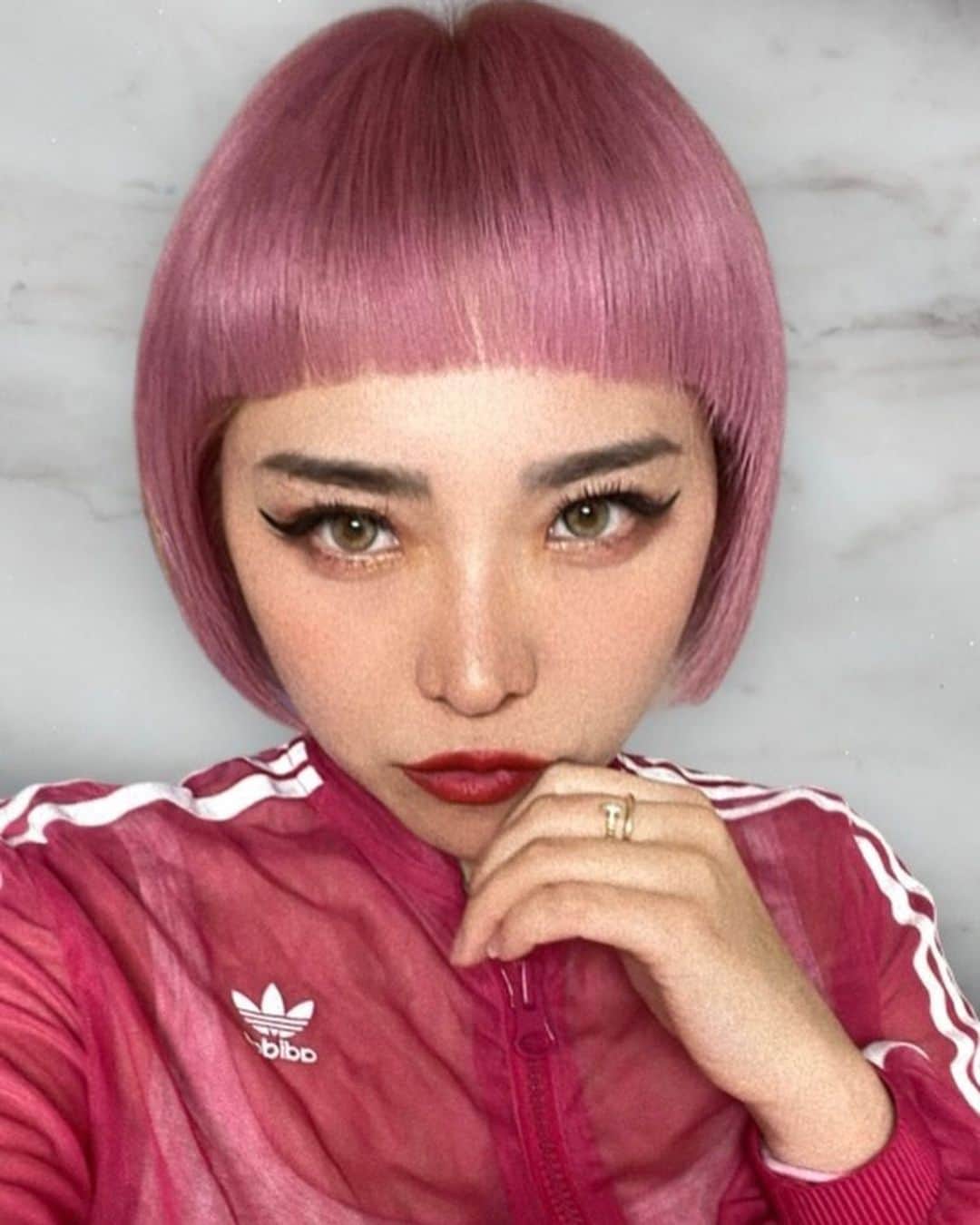 miniのインスタグラム：「New HaiR🫡💘💘💘 @sakaimotoki ✨✨  もう説明しても伝わらないから、とにかくハイトーンしてる人、したい人は絶対やってもらったらわかるっっ‼️🥹✨✨✨  ムラ全くなし‼️切れなし‼️ ブリーチして、カラーしてるのに 洗って乾かした後、え？私の髪😟😳って思うほど、しっとりサラサラしてる🥺✨  っていうかもう一生ブリーチしてるから、髪の毛はパサパサなものだと思ってるから、本当、泣けてくるくらい「髪の毛」になっててビックリ🥹✨  そして、毎回サロン行って帰ってきてシャンプーしたら、もちろん髪もパサパサになるし、カラーもピンクが落ちて根元ムラが出てくる😩 はずなのに、、 もうやってもらって2週間経ってるけど、普通にシャンプーして乾かしたら、サラサラで起きても寝癖が付かずにこの状態😳💘✨✨  しかもカラーも全く落ちてないから、根元ムラになってない🥹💕✨✨  そんなことってあるの⁉️  もう長々永遠に書いてしまいそうなくらいヤバい🫣💓✨✨  カットもお任せにしたら、こういうイメージ感が欲しいけど、ならないなぁ〜ってところが全部払拭された✨✨✨🥹✨✨✨  ずっと抜けなかったギャル感もなくなったし、産後授乳でカスカスになって一生出なかった重さも出て、本当に本当に嬉しい🥹💓✨  天才✨✨✨👏🏾🥹💘巨匠✨✨✨  本当に髪型迷子の人と、ハイトーンカラーの人は一回やってもらえばわかるっっ✨✨✨🫡 @sakaimotoki   #天才 #newhair #pinkhair #harajuku #ile」