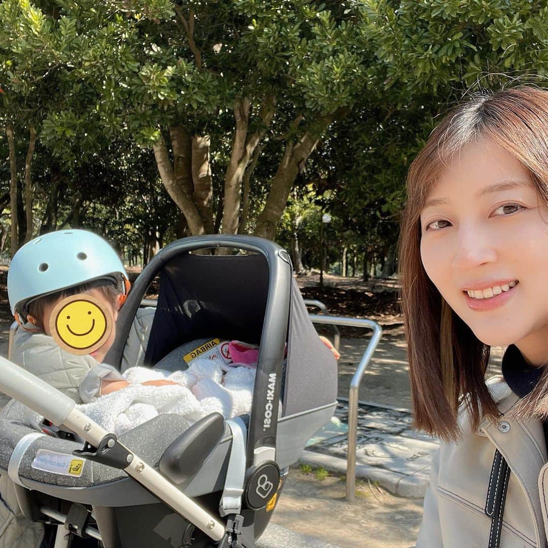 山崎萌絵のインスタグラム：「𓂃𓅫  大濠公園へお散歩🚶‍♀️  マスクなしで外出たの久しぶり🌱  #生後1ヶ月  #5歳と0歳」