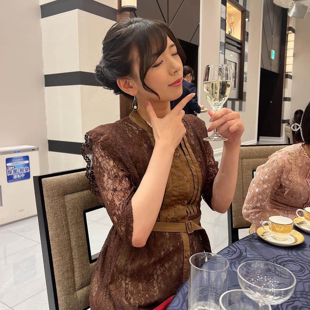 のインスタグラム：「Happy Wedding 久しぶりに結婚式参列してきました。そのうち動画あげます🙌  #olの日常 #olの休日 #会社員 #結婚式 #結婚式コーデ #結婚式お呼ばれ #結婚式ヘアアレンジ #お呼ばれドレス #お酒好き女子 #バイク女子 #ミディアムヘア」