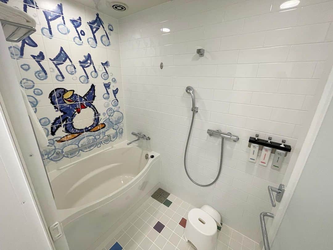 Yukaさんのインスタグラム写真 - (YukaInstagram)「𝗧𝗼𝘆 𝗦𝘁𝗼𝗿𝘆 𝗛𝗼𝘁𝗲𝗹  部屋は思ったより広くて、快適💕  今回はベイビューの部屋を予約して、 10階から海を見渡せる景色は、とっても綺麗でした🏝  ┈┈┈┈┈┈┈┈┈┈┈┈┈┈┈┈┈┈┈┈  記錄一下📝 這次住的玩總飯店是選擇面向海景的房型 被分配在十樓，景色非常好 從搭乘巴斯光年的電梯開始就好興奮 房間充滿各種小細節與驚喜，全部都可愛到不行 也比我想像中的還要寬敞舒適  家具櫃子等，邊邊角角都有特別設計圓弧狀 咖啡杯等易碎品也都改成塑膠材質 就算帶小小孩來也能放心☺️  #toystoryhotel#toystory#toystoryland#TDR#TDL#tokyodisney#tokyodisneyresort#トイストーリー#トイストーリーホテル#東京ディズニーリゾート#ディズニーリゾート#ディズニーランド#ピクサー#リトルグリーンメン#トイストーリーコーデ#ディズニーホテル#家族旅行#誕生日旅行#誕生日#誕生日サプライズ#誕生日祝い#ハッピーバースデー#日台夫婦」3月19日 23時11分 - loveyuka06