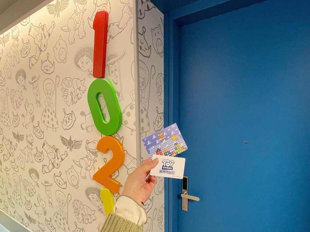 Yukaさんのインスタグラム写真 - (YukaInstagram)「𝗧𝗼𝘆 𝗦𝘁𝗼𝗿𝘆 𝗛𝗼𝘁𝗲𝗹  部屋は思ったより広くて、快適💕  今回はベイビューの部屋を予約して、 10階から海を見渡せる景色は、とっても綺麗でした🏝  ┈┈┈┈┈┈┈┈┈┈┈┈┈┈┈┈┈┈┈┈  記錄一下📝 這次住的玩總飯店是選擇面向海景的房型 被分配在十樓，景色非常好 從搭乘巴斯光年的電梯開始就好興奮 房間充滿各種小細節與驚喜，全部都可愛到不行 也比我想像中的還要寬敞舒適  家具櫃子等，邊邊角角都有特別設計圓弧狀 咖啡杯等易碎品也都改成塑膠材質 就算帶小小孩來也能放心☺️  #toystoryhotel#toystory#toystoryland#TDR#TDL#tokyodisney#tokyodisneyresort#トイストーリー#トイストーリーホテル#東京ディズニーリゾート#ディズニーリゾート#ディズニーランド#ピクサー#リトルグリーンメン#トイストーリーコーデ#ディズニーホテル#家族旅行#誕生日旅行#誕生日#誕生日サプライズ#誕生日祝い#ハッピーバースデー#日台夫婦」3月19日 23時11分 - loveyuka06