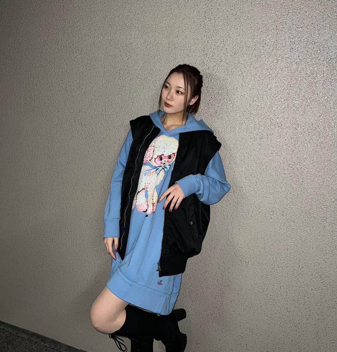 眞鍋杏樹さんのインスタグラム写真 - (眞鍋杏樹Instagram)「#anjumode 💙🐏  今日は、横浜で #個別握手会 がありました💕  その時に着てた私服です🥹 前にアウトレットで見つけたの〜  #ootd #ootdfashion #code #fashion #nmb48 #パーカーコーデ #パーカー #パーカーワンピ #164scale #骨格ウェーブ #骨格ウェーブコーデ #高身長コーデ #viviennewestwood #02 #02line #02년생」3月19日 23時10分 - 10th_anjune