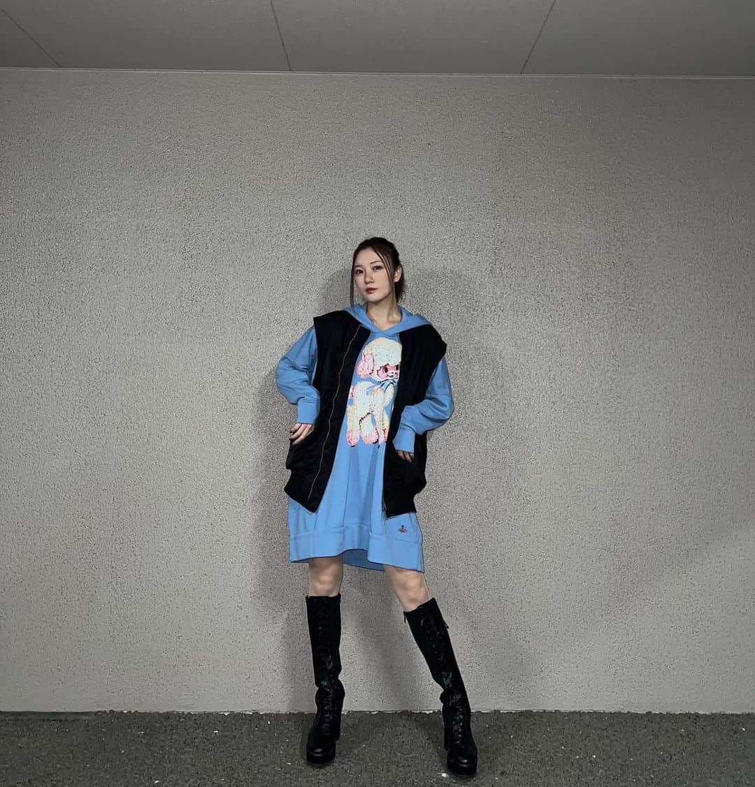 眞鍋杏樹さんのインスタグラム写真 - (眞鍋杏樹Instagram)「#anjumode 💙🐏  今日は、横浜で #個別握手会 がありました💕  その時に着てた私服です🥹 前にアウトレットで見つけたの〜  #ootd #ootdfashion #code #fashion #nmb48 #パーカーコーデ #パーカー #パーカーワンピ #164scale #骨格ウェーブ #骨格ウェーブコーデ #高身長コーデ #viviennewestwood #02 #02line #02년생」3月19日 23時10分 - 10th_anjune