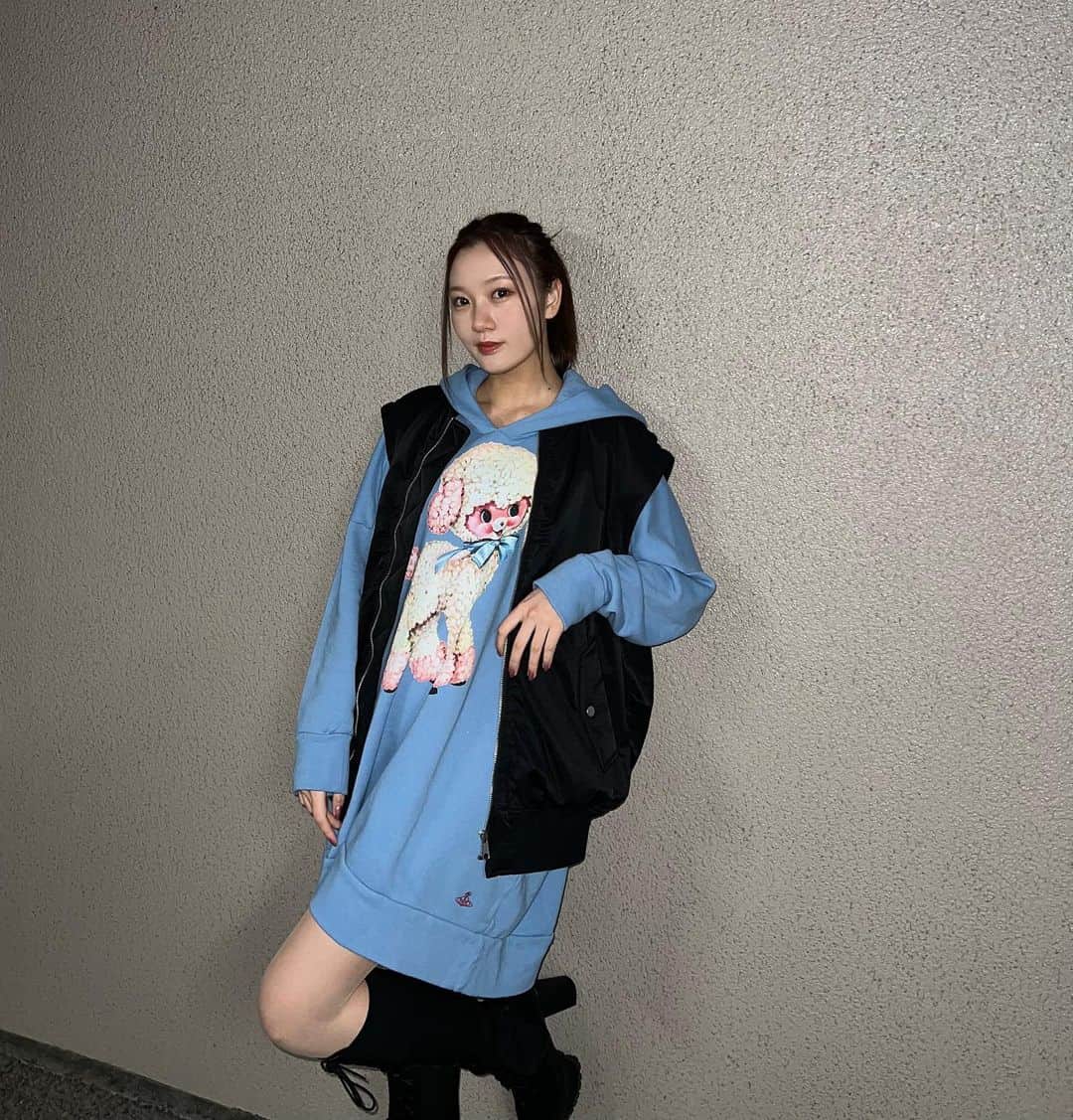 眞鍋杏樹さんのインスタグラム写真 - (眞鍋杏樹Instagram)「#anjumode 💙🐏  今日は、横浜で #個別握手会 がありました💕  その時に着てた私服です🥹 前にアウトレットで見つけたの〜  #ootd #ootdfashion #code #fashion #nmb48 #パーカーコーデ #パーカー #パーカーワンピ #164scale #骨格ウェーブ #骨格ウェーブコーデ #高身長コーデ #viviennewestwood #02 #02line #02년생」3月19日 23時10分 - 10th_anjune