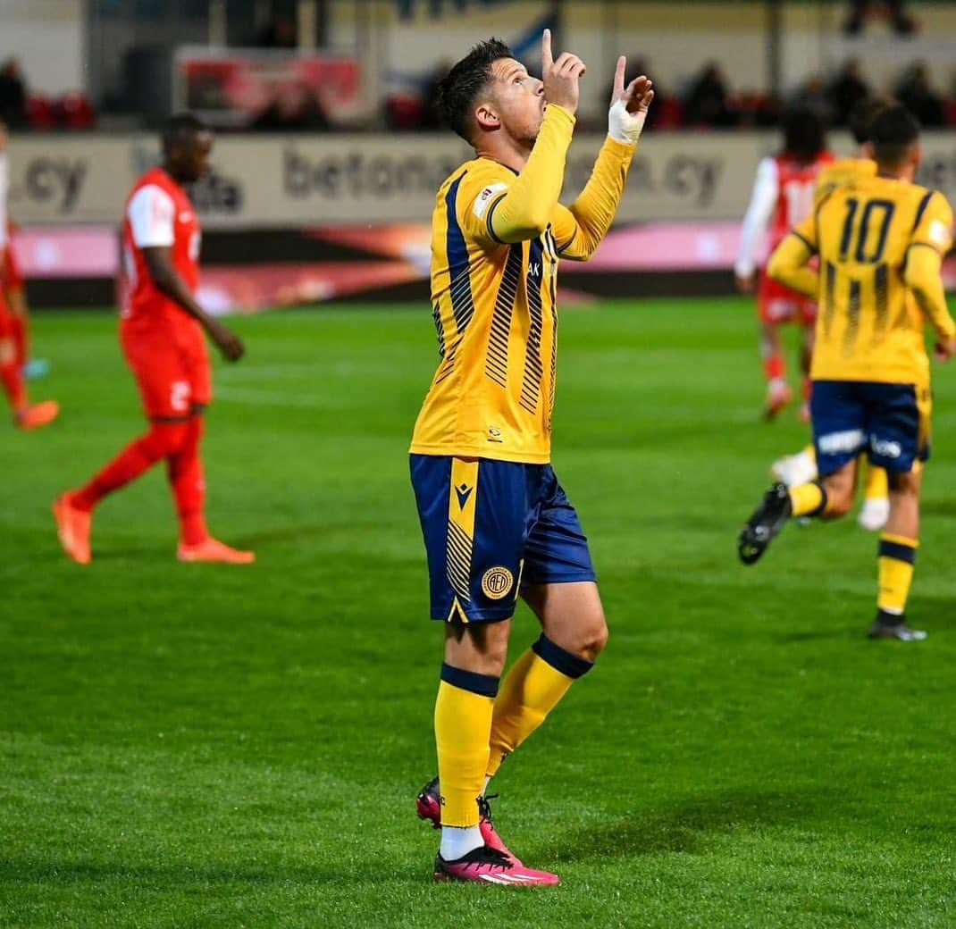 ケヴィン・ミララスのインスタグラム：「🙏🏼💛💙」