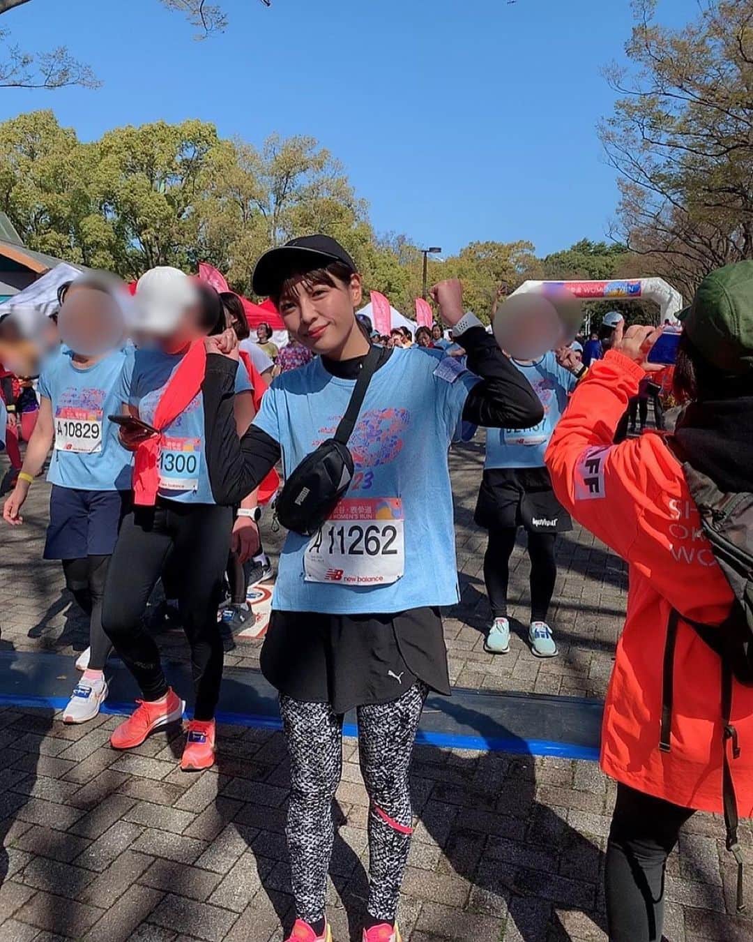 永吉明日香のインスタグラム：「🌸 今年も参加しました🌈 渋谷・表参道WOMEN'S マラソン🏃‍♀️🌸 三度目の参加でしたが、いつも思う、多分、日本で一番華やかなマラソンです😊 今年から沿道応援も復活📣 いろんなことが戻ってきた感じがして ほーーーんとに楽しかった😭🔥  このマラソンは、コースが本当にきつくて！！ アップダウン激しくて、一年前よりはるかにキツく感じた…🥹  実は去年腰を痛めてて、歩くのもしんどい時があって、もう走ることもできないかなあと思ってたけど、 この日のために少しずつトレーニングして。 自己ベストは出せなかったけど、 10km/56分で完走しました😭🔥 目標の１時間切りを達成することができて本当に嬉しかった😭  マラソンを始めた頃は想像もしてなかった念願のAブロックは、すごい景色でした。笑 勢いと速さが🥹 挫けそうだったけど、サプライズで家族総出で沿道応援来てくれてて😭 姪っ子２人はうちわ持ってあすかちゃーーーん！って叫んでくれて、嬉しくて涙流しながら走りました😭 他にもほんといろんな方がファイト〜！って声をかけてくださって、応援の力は偉大だなと🌸 最後の坂は、この一年を思い返しながら、自分に喝を入れながら、足をとにかく前に前に出し続けました🏃‍♀️ これからの一年、充実させるぞ〜！ 走り切った、この達成感が、たまらなく好きでやめられないです🔥  昨日の雨が嘘みたいに、雲一つない青空でマラソン日和でした🌸 今年も自分のペースでランニングは続けます🌈 最高の1日でした🌸🐵📣 久しぶりの日記投稿読んでくださりありがとうございます🏅 #渋谷表参道womensrun」