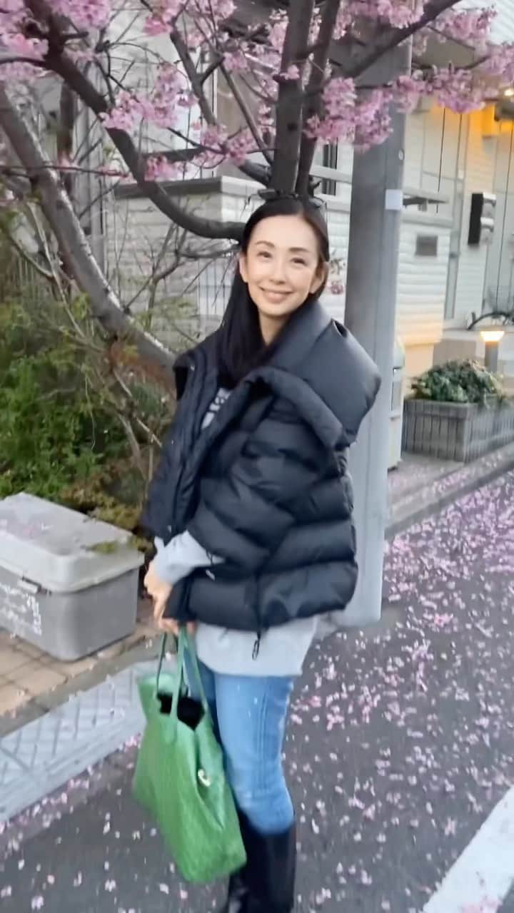 田村翔子のインスタグラム：「今日は運転しながら眠くなり、路肩にクルマを停めて眠気覚ましにコーヒーを買いました💦 春ですね😅  #春#桜#眠い#ライフスタイル#lifestyle#田村翔子」