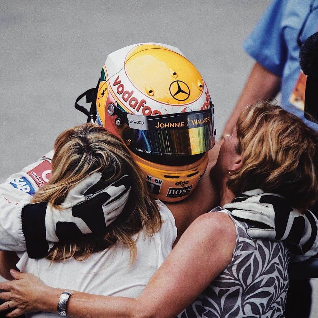 ルイス・ハミルトンさんのインスタグラム写真 - (ルイス・ハミルトンInstagram)「Growing up with a Mum and a step Mum who have always supported me is such a gift. No matter what happened in school or on the track, the amount of love and care never changed. Making them both proud is one of my top achievements, so I’ll do everything I can to make them proud today. Happy Mother’s Day to them and all amazing Mums out there.」3月19日 23時28分 - lewishamilton