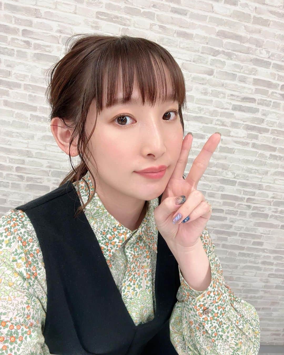南條愛乃のインスタグラム：「【1on1 オンライントーク会】 2023.3.19 ⁡ ・・・ ⁡ 今日はLINEのビデオ通話を使った1on1のトークイベントでした〜！ ⁡ 相変わらず皆さんのお話や、いる場所等々 楽しくおしゃべりさせていただきました！ ⁡ お子さんやペットちゃんたちもご紹介してくださったりして 癒されました〜🤣 ⁡ ゲリラインスタライブやって、 さー帰ろと帰り支度してる途中で 写真撮ってない事思い出して撮ったので ピアスしてなかったりリップとれてたり（加工した笑） ですが、こんな感じの雰囲気でお話させてきただきました(笑) ⁡ 明日の夕方前後くらい？にインスタライブやるかと思うので良かったら遊びに来てくださ〜い 事前通販中のグッズについてご紹介します！ ⁡ ・・・ ⁡ ヘアメイク:アサミさん（ @asamihorie_mua ）」