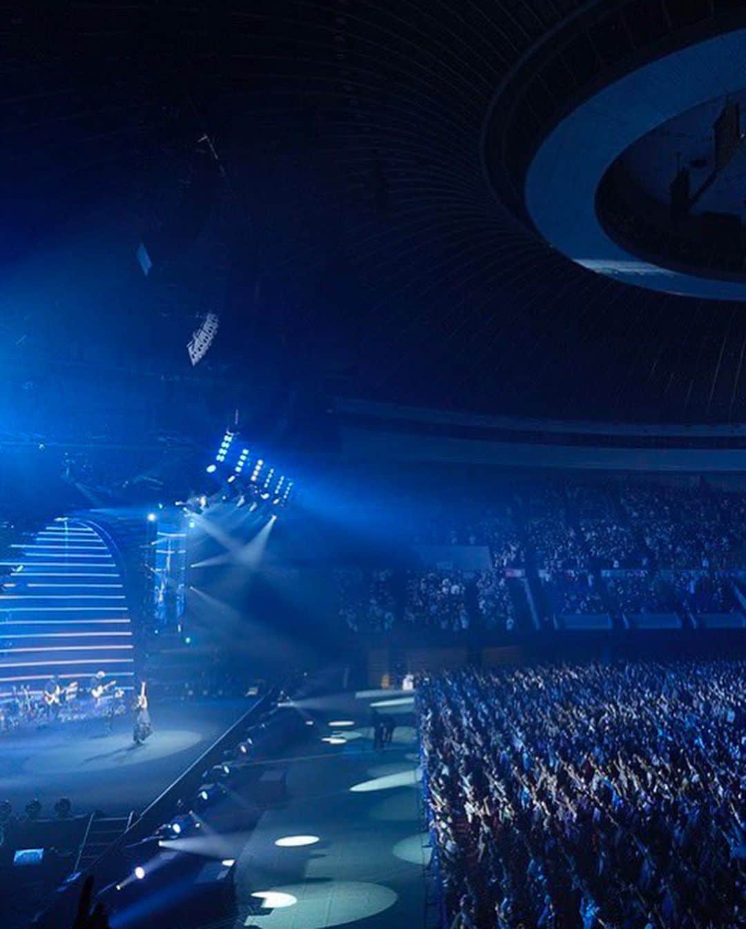 岡部磨知のインスタグラム：「Aimer Arena Tour 2023 -nuit immersive- 名古屋日本ガイシホール2daysにストリングスで参加させて頂きました✨ 生弦を入れるのは ライブでは初との事で、 そんな記念すべきステージにご一緒させていただけること、本当に幸せでした。。ありがとうございました！！ 次は4月の横アリ！ 待ち遠しい〜🥲✨  #aimer #nuitimmersive  #没入する夜  #live #violin #musician」