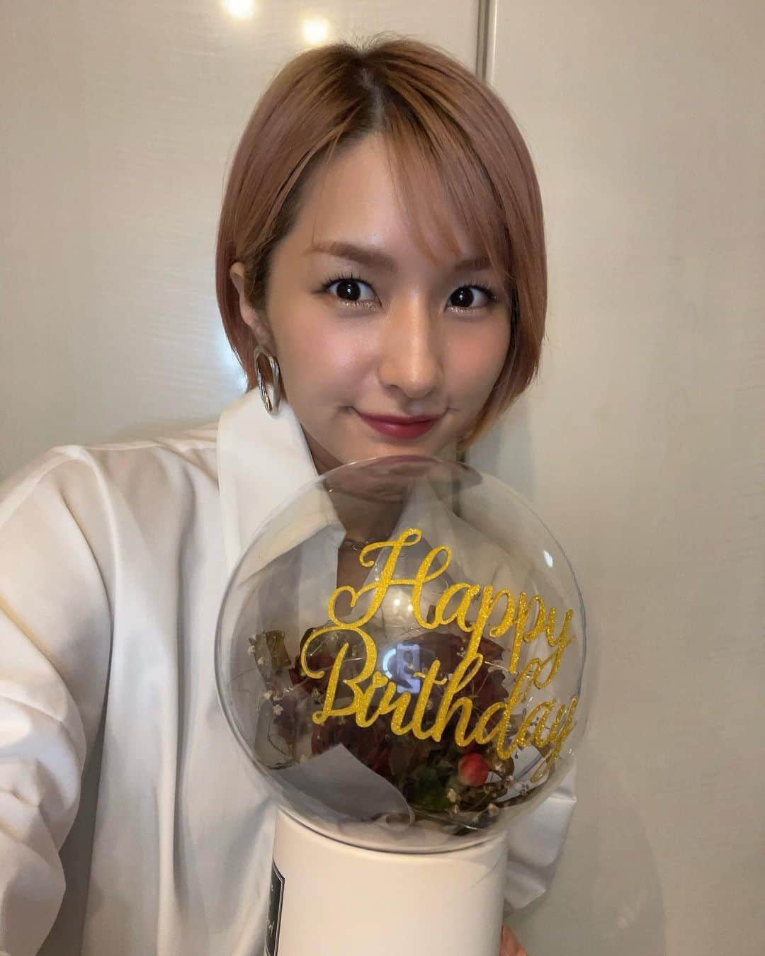 湊あかねのインスタグラム：「33歳になりました🎉🎂  こんなに長い事芸能やるなんて、、、。笑  当時15歳の私に教えてあげたいくらい、今が1番Happyで幸せです🌸  今年は、大好きな歌が沢山歌える予感しかないのでワクワクしてます🐢✨ 皆様、これからも仲良くして頂けたら嬉しいです！  みんな大好きありがとう❤️❤️  またね🦉✨」