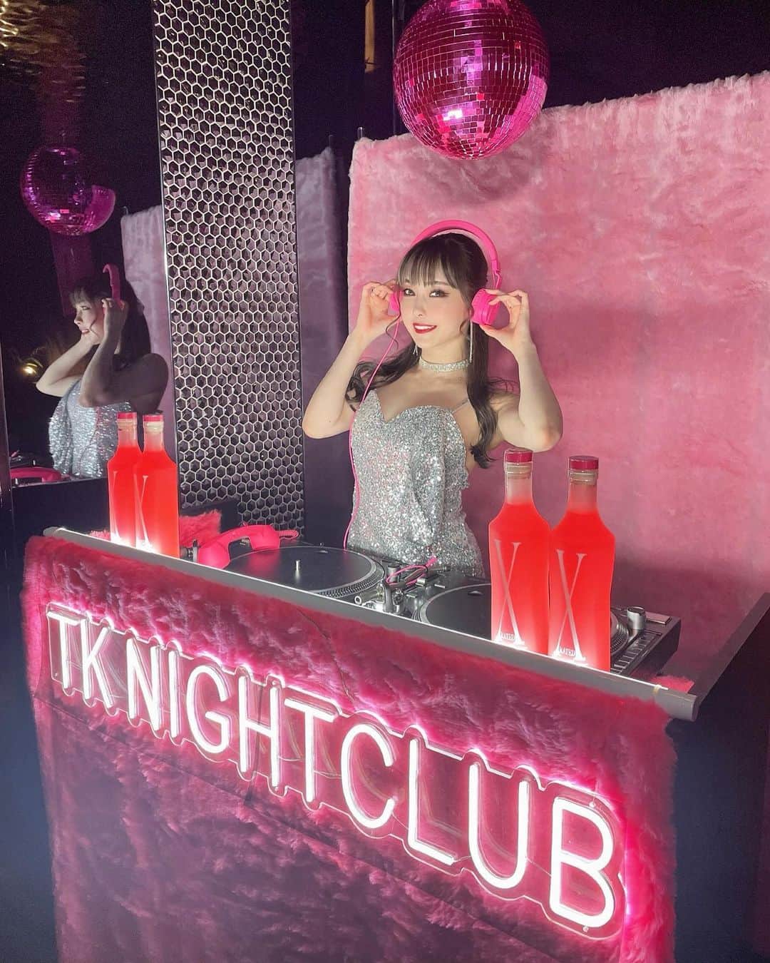 Rieのインスタグラム：「. 💖💖💖 ・ 日付変わって本日はX-RATED NIGHT💫 店内もピンクでとっても可愛くなってる🥰 ・ 韓国・中国のパーティーシーンで大流行中のビビッドなピンクのカラーとフルーティーな飲みやすさが特徴の ”X-Rated”ウル トラプレミアムウォッカをベースに ブランドオレンジ、マンゴー、パッション フルーツのジュースをミックスしたフュージョンリキュールのお披露目パーティーを開催🎉 ・ テーマはPINK・NEON・KAWAII💕 ドレスコードはPINK（ワンポイントOK🙆‍♀️） ・ ぜひぜひお待ちしてまーす💖 ・ ・ ・ #tknc #tknightclub #tk #xratedliqueur #pinkyourmoment」