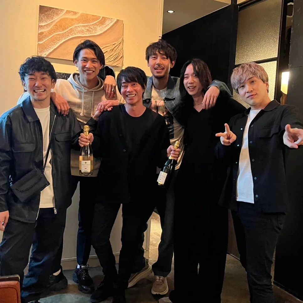のインスタグラム：「幸せすぎる時間でした。 もーすぐ1年たつにも関わらず、一緒にお祝いできる仲間と支えてくれる皆さんがいることで、楽しさが何倍にも膨れてます。  #バチェロレッテ #みんな大好きすぎてそのうちメンヘラになります」