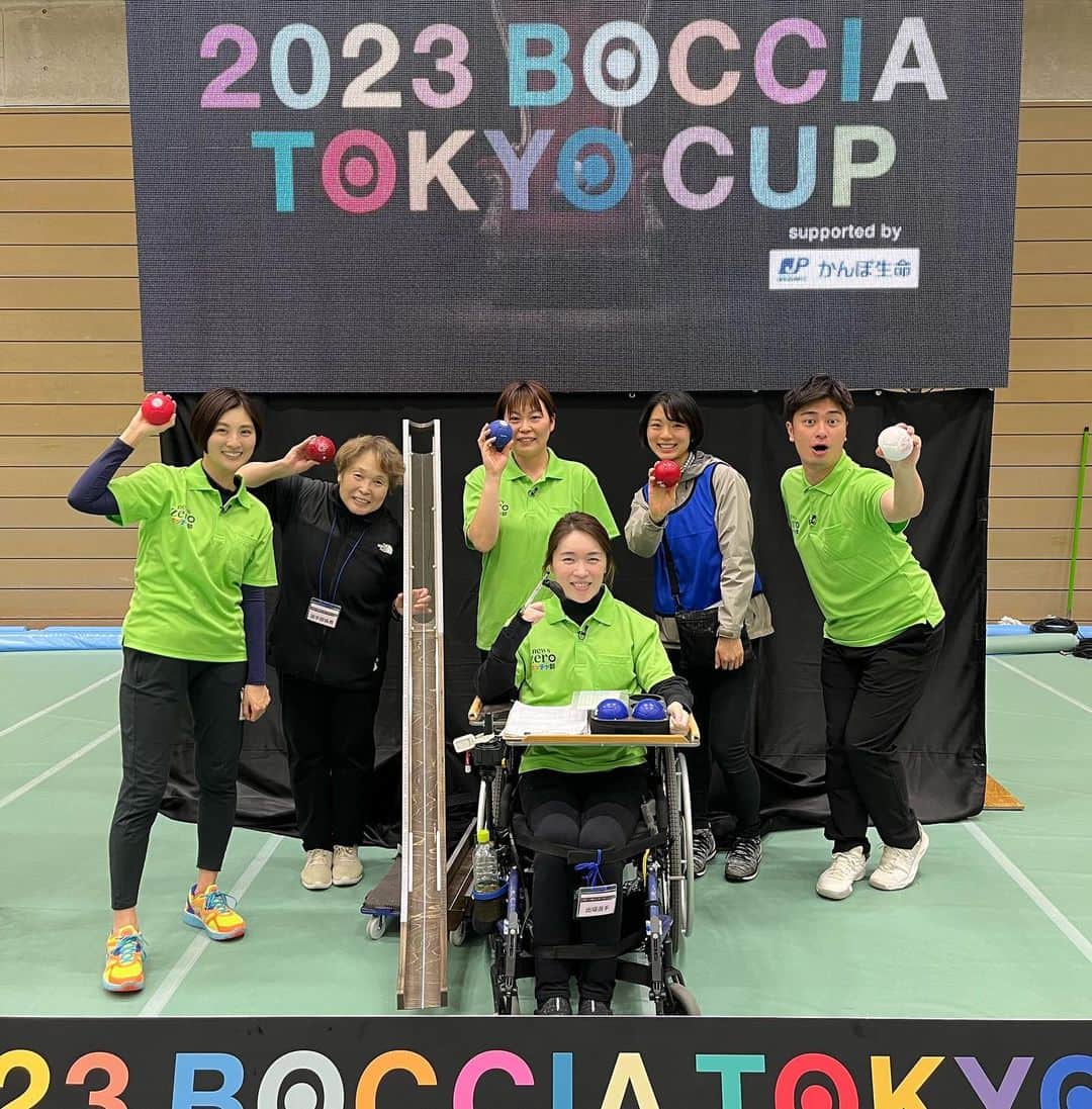 岩本乃蒼のインスタグラム：「news zeroボッチャ部 東京カップに出場してきました‼︎ ⁡ パラリンピックを目指す関根彩香選手、 ランプアシスタントの小川麻子さん、 弘アナウンサーとチームを組み 大会に向け練習してきました🔴🔵⚪️ ⁡ 東京パラリンピックメダリスト 火ノ玉JAPAN廣瀬 隆喜選手からも 練習では極意を教わったんです！ 間近でみる廣瀬さんの投球はすごかった！！ ⁡ 大会では目標のひとつだった1勝をあげられ、 様々なチームの方とたくさんお話できて 存分に楽しむことができました🫶🏻 ⁡ 関根選手の精密な投球や チーム戦ならではの作戦や試合運び、 1エンド1人2球しかチャンスがない緊張感、 ただジャックボールに寄せるだけでは 勝利に繋げることはできないボッチャの奥深さ。 ⁡ 東京パラリンピックの際に注目して どんな人でも一緒に楽しめる競技だと 知っていたけれど、いざ自身でトライすると 本当に楽しくて難しくて…魅了される日々でした😌 関根さん！小川さん！ありがとうございました🌸 #newszero #ボッチャ #boccia」