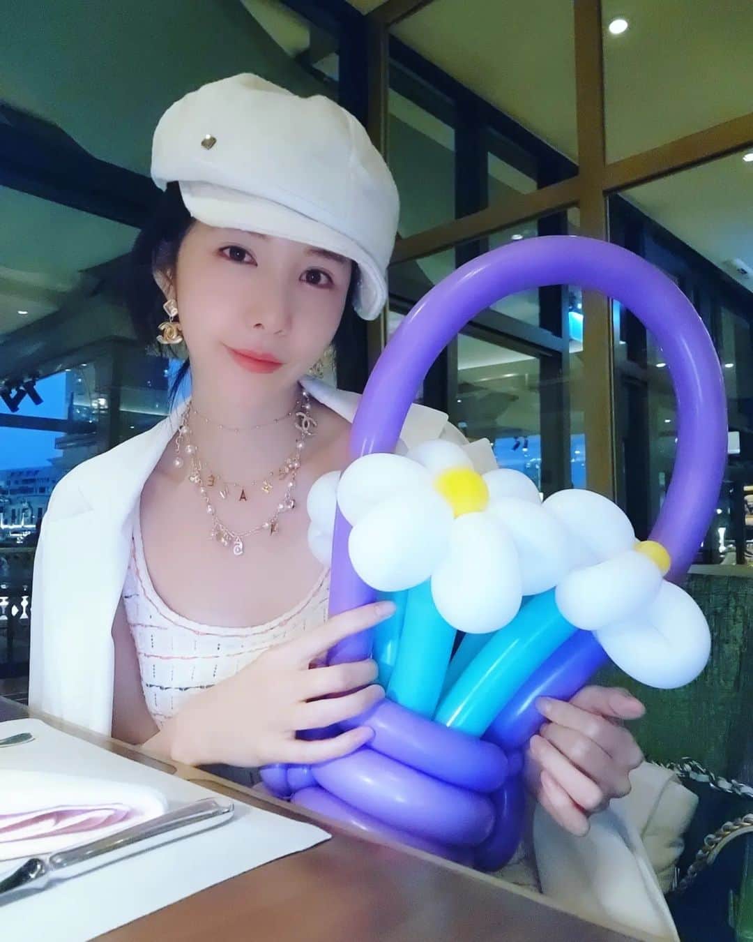 シン・ジュアさんのインスタグラム写真 - (シン・ジュアInstagram)「올해 오늘도 감사합니다😍😍 사랑하는식구들과 행복한하루 잘 보냈네요 그리고 쿤서방 고맙소❤ 맛있는거 배부르게먹고 용돈도받고 태어나길 잘 한것같아요☺️☺️ 엄마 나 낳아줘서 고마워요😘 항상 응원해주시는 분들도 너무 감사합니다  #happybirthday #happybirthdaytome #태국#만다린오리엔탈방콕 #신주아#태국댁#방콕라이프#생일」3月20日 0時25分 - shinjooah