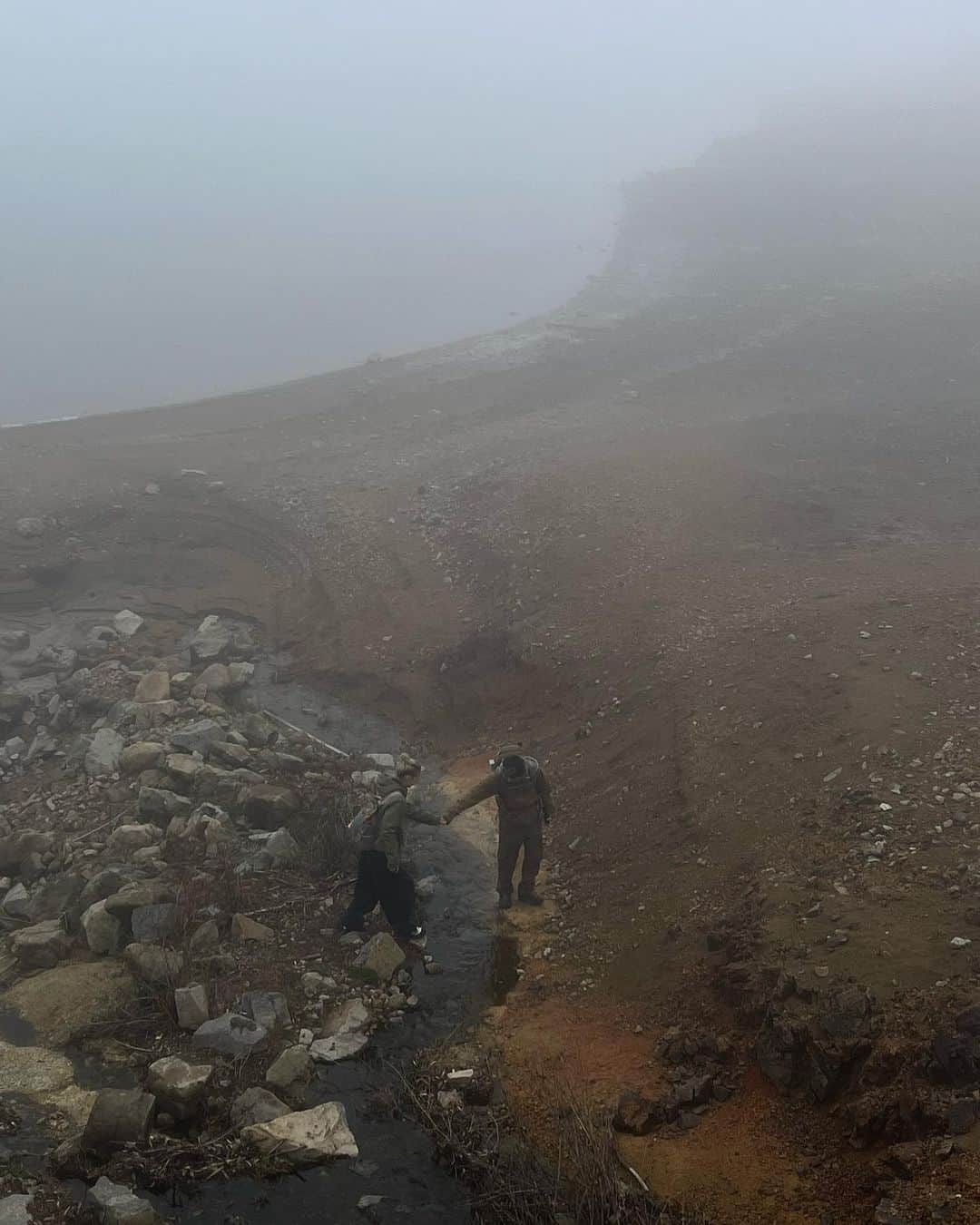 チン・インヒさんのインスタグラム写真 - (チン・インヒInstagram)「🥾#hike #nature 🌍#mountains」3月20日 0時35分 - chininhi