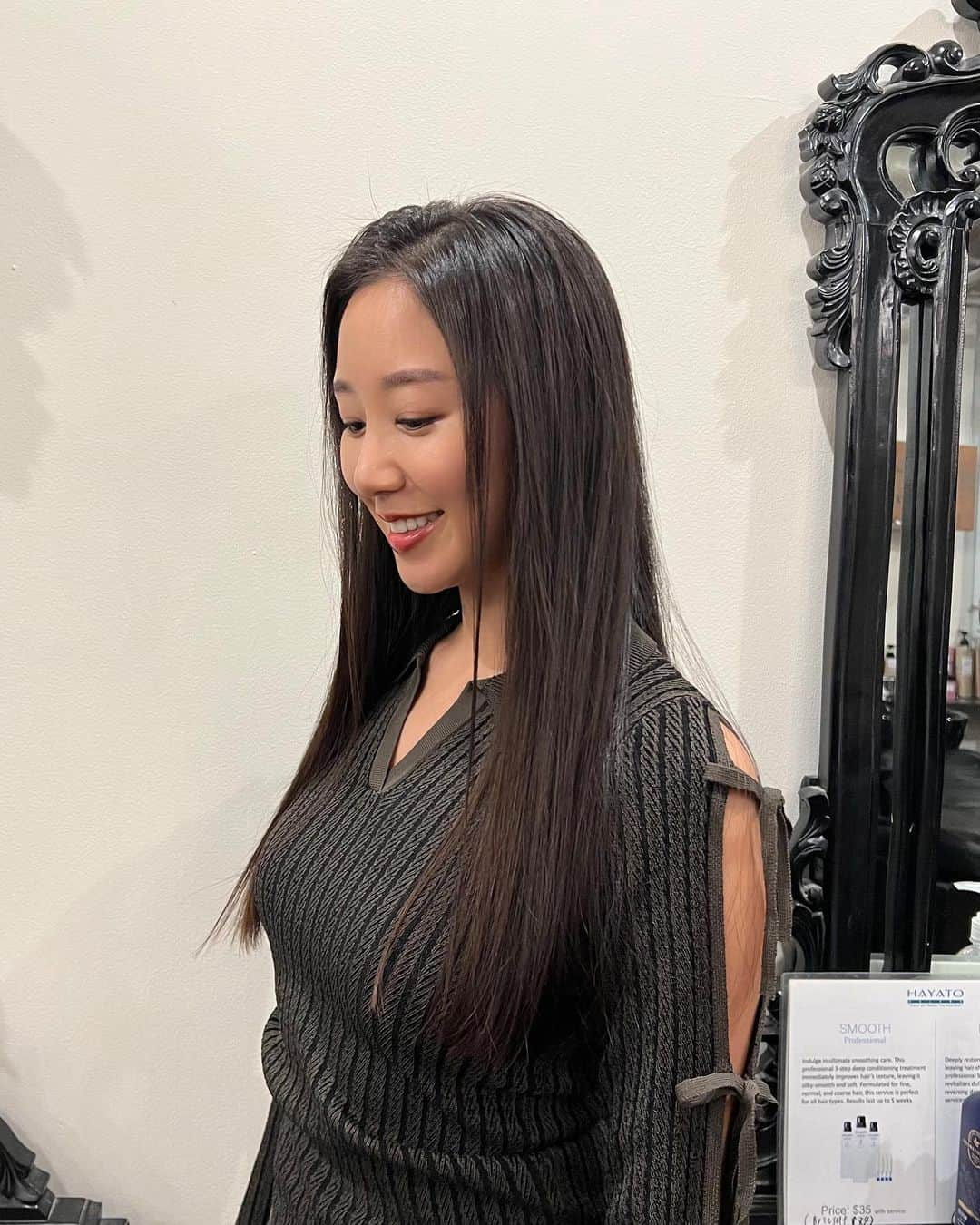 澤山璃奈のインスタグラム：「NYで初めての美容院💇🏽‍♀️  一度やってみたかったワンレンぱっつんロングやっと出来た！👍🏽  10㎝以上カットしてもらって毛先までツヤツヤ💕  @miho.hairdo 綺麗に仕上げていただいてありがとうございました🙏🏾❣️  小学校1年生の頃からパーマもカラーもしてたオマセな子供だったので、物心ついてから今が1番自然で健康で綺麗な髪✨  こう思えるのも、10代20代で色んな髪色にしたりエクステつけたりストパもデジパも思いっきりチャレンジしたからこそですね😂  自分の元々の髪ってこんな綺麗なんだって今やっと知ることが出来ました🥹✨  きっといつか白髪が生えてきたらまたカラーもするだろうと思うので、それまでは自分の自然な髪色を楽しみたいと思います👩🏽🤎  I went to a hair salon for the first time in NY! I got a haircut of about 10cm. So I felt refreshed 🥰 This is my natural hair color and I love it❤️  🗽　#sawarina_ny   #海外移住 #アメリカ移住 #NY移住 #アメリカ生活 #NY生活 #NY #NYC #nylife #nyphoto #NYbucketlist #ワンレンロング #ぱっつんロング」