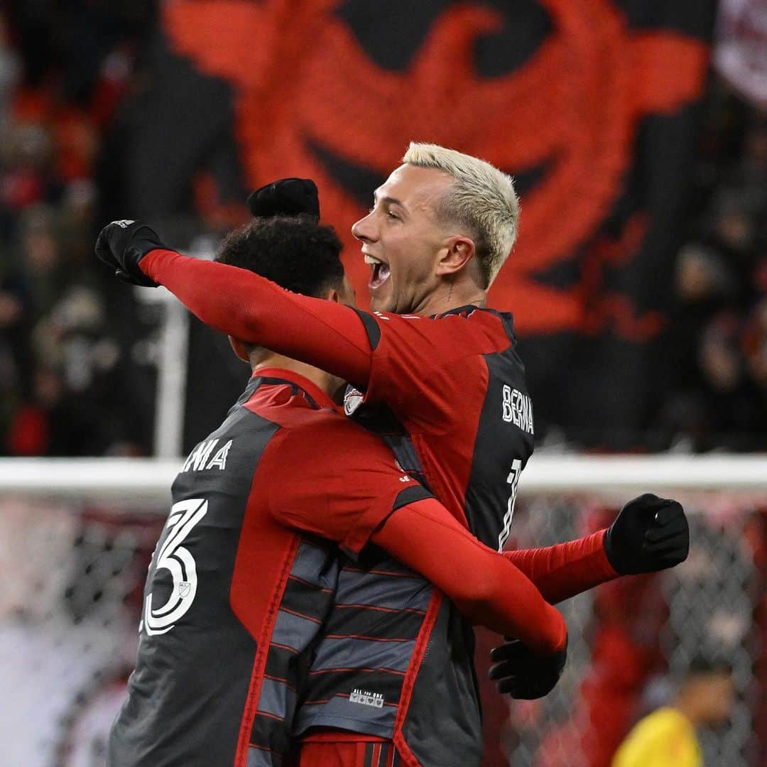 フェデリコ・ベルナルデスキのインスタグラム：「Great team effort and a very important victory.  Well done lads!! C’mon tfc!! 💪🏻🤙🏻🔴  #proud #mls #torontofc #rockngoal」