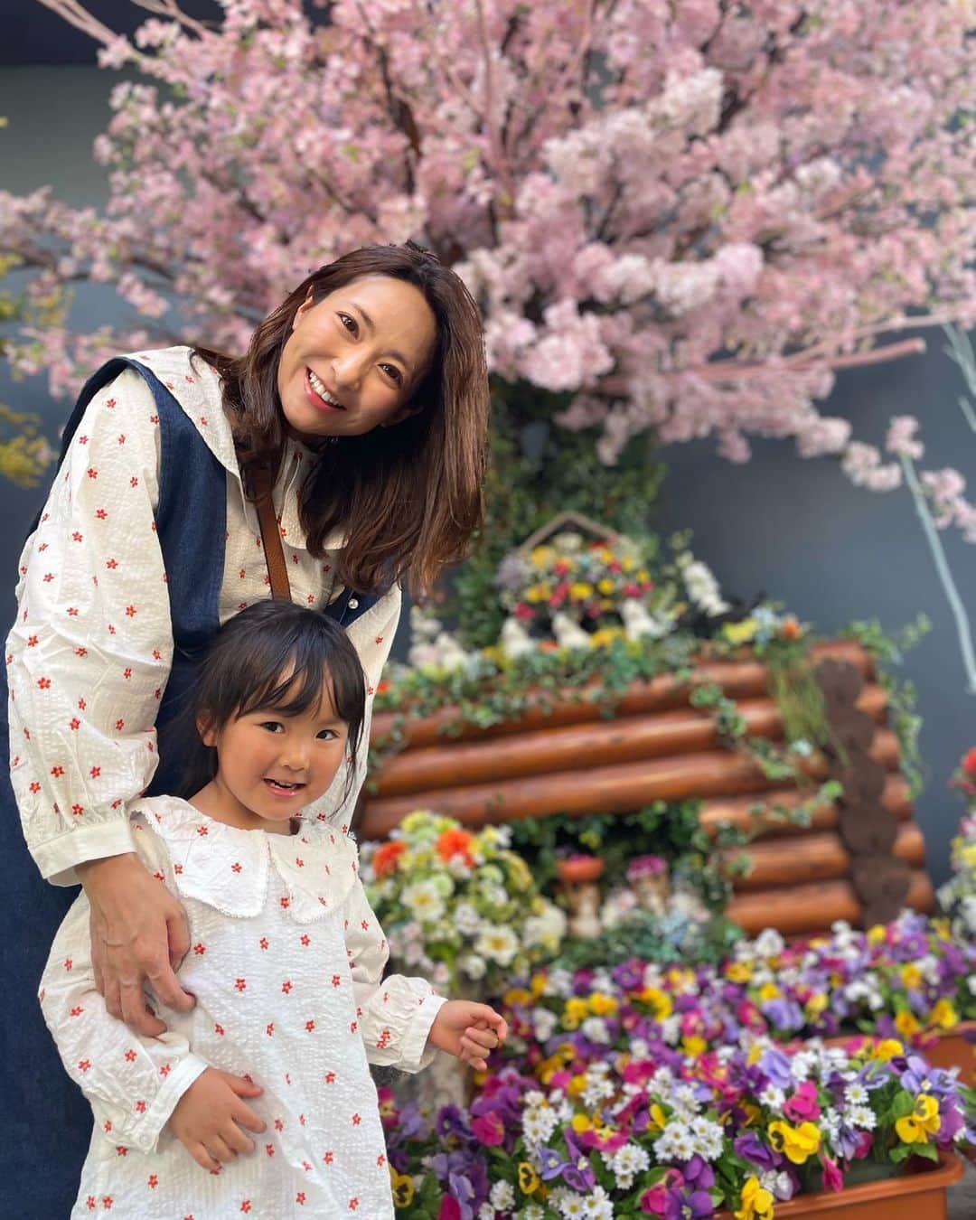 erikaのインスタグラム：「大阪の人なら1回は行った事あるんじゃないかな？ #ひらパー に行ってきました✨ 5月に第2子が産まれてきたら色々連れて行ってあげれなくなっちゃうかもやから、今のうちに💦💦 今回は旦那しゃんと話し合って「あっすんが乗れる乗り物を全て制覇しよう✨」の日でした‼️ 全部は制覇出来なかったけど、ひらパーって3歳児にとっては1日大満足に遊べる最適な遊園地やと思っている🥰  #ひらパー#おそろコーデ #petitmain #親子コーデ #子どものいる暮らし #女の子ママ #3歳5か月 #親バカ #今日のあっすん #令和ベビー#コドモダカラ」